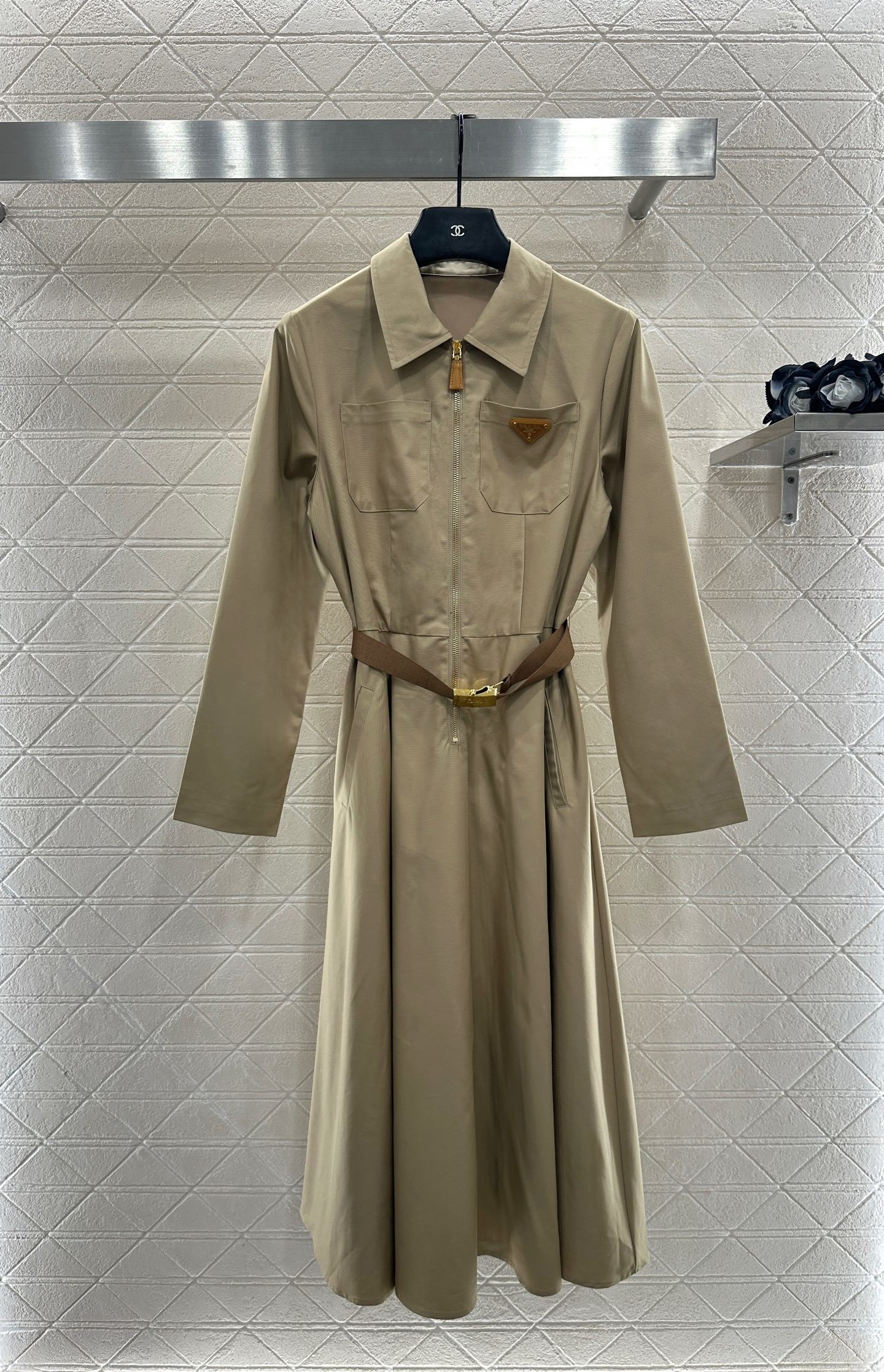 ♥Prad*♥2025新品上架 翻领腰带连衣裙定制YB进口人丝材质,质感透气,垂顺舒适,翻领连衣裙版型,