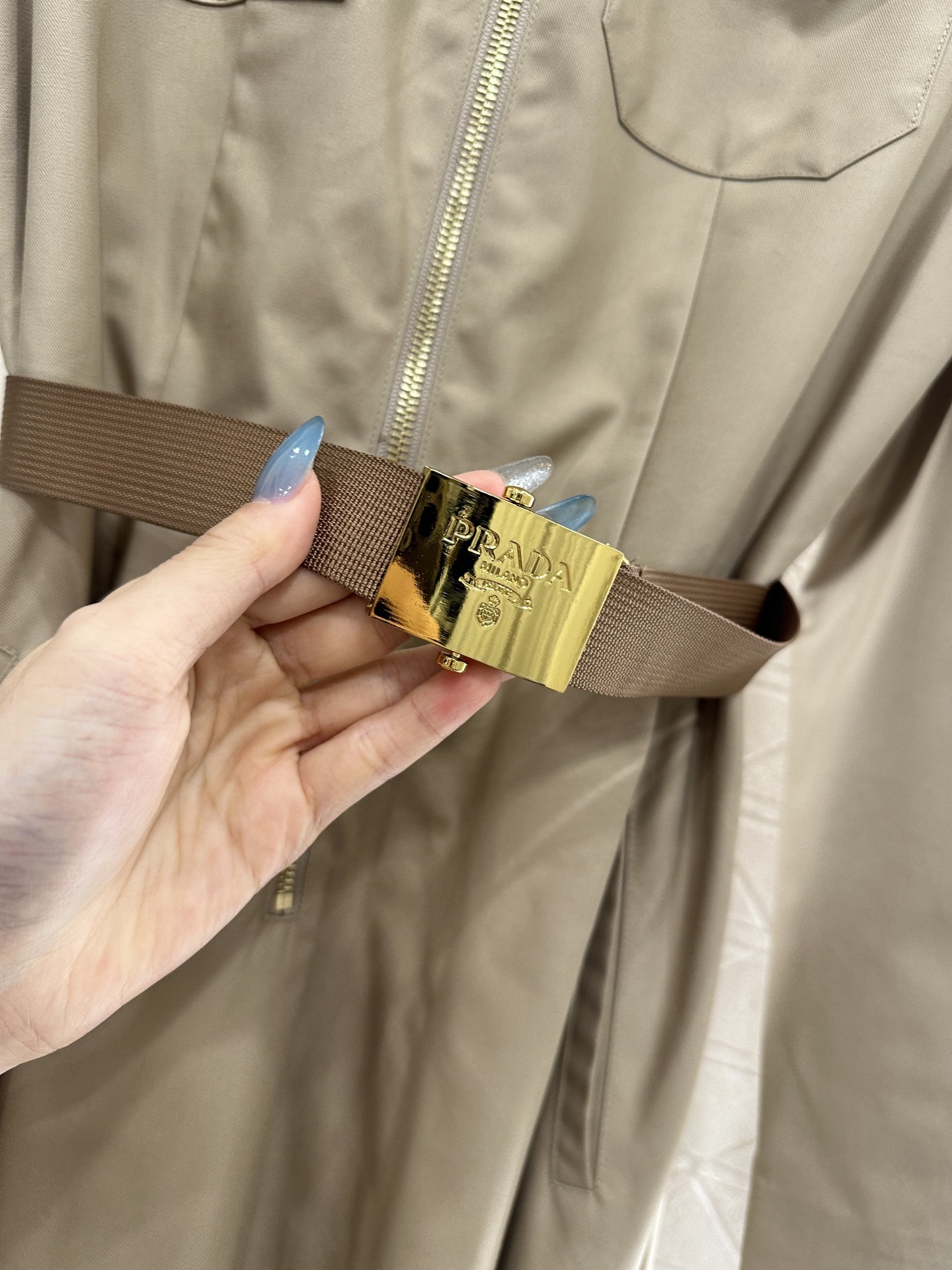♥Prad*♥2025新品上架 翻领腰带连衣裙定制YB进口人丝材质,质感透气,垂顺舒适,翻领连衣裙版型,