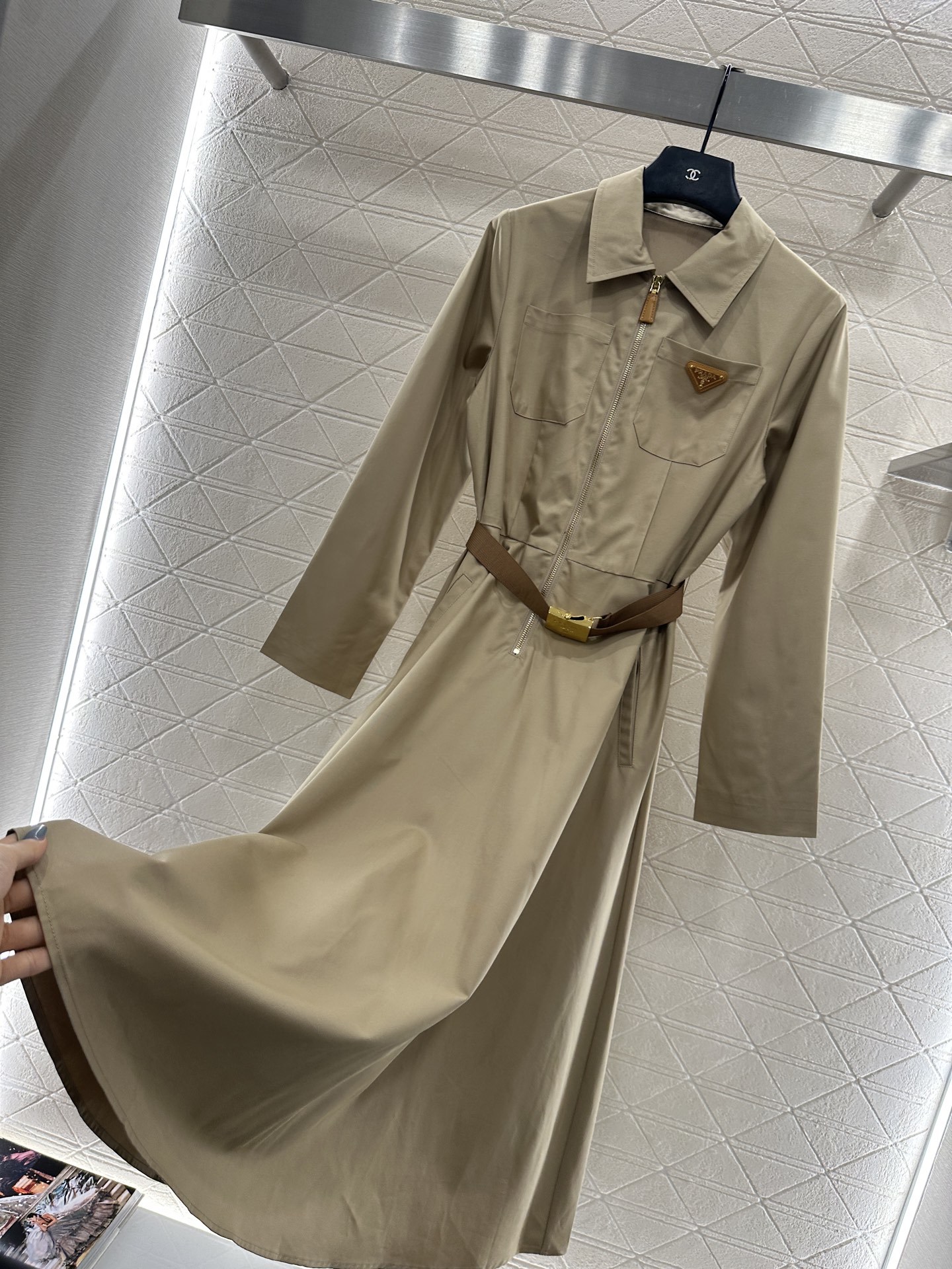 ♥Prad*♥2025新品上架 翻领腰带连衣裙定制YB进口人丝材质,质感透气,垂顺舒适,翻领连衣裙版型,