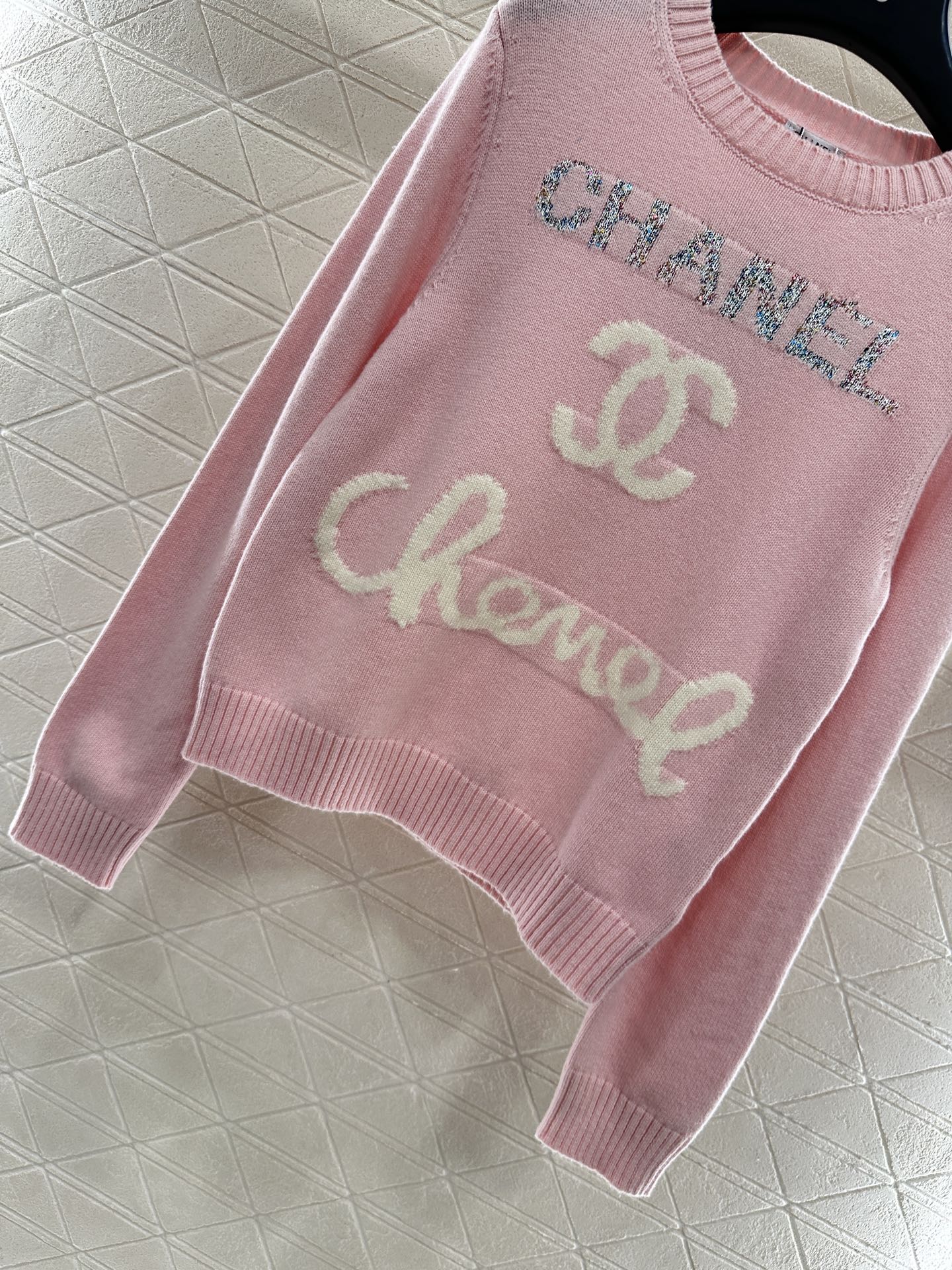 ♥Chane*♥2025新品上架 字母徽标宽松针织上衣定制YB羊绒纱线织造，质感高级舒适，套头针织毛衣剪