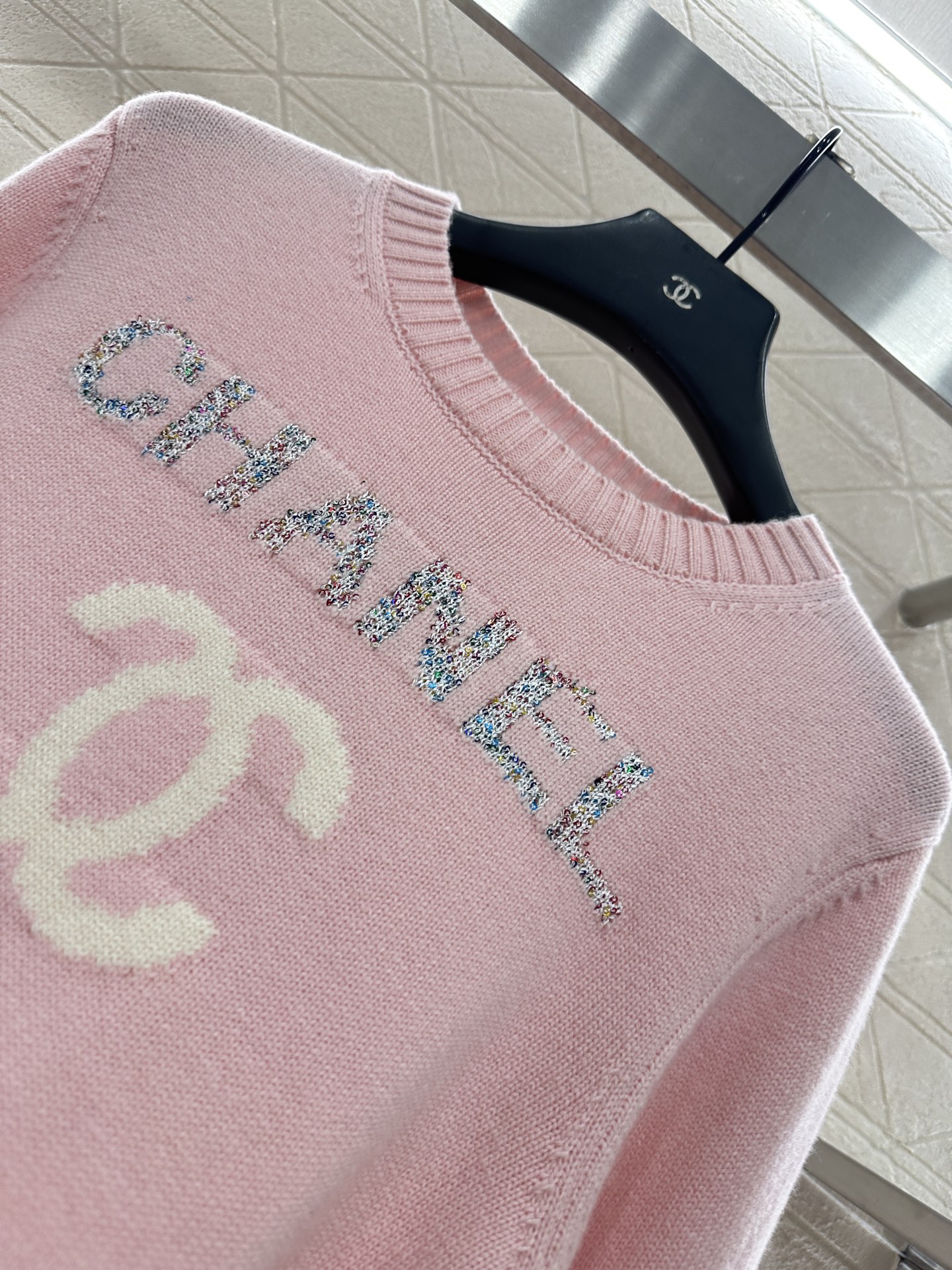 ♥Chane*♥2025新品上架 字母徽标宽松针织上衣定制YB羊绒纱线织造，质感高级舒适，套头针织毛衣剪