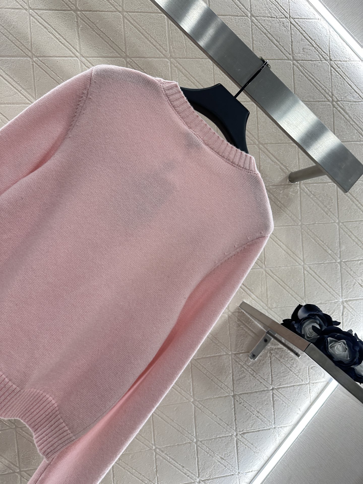 ♥Chane*♥2025新品上架 字母徽标宽松针织上衣定制YB羊绒纱线织造，质感高级舒适，套头针织毛衣剪