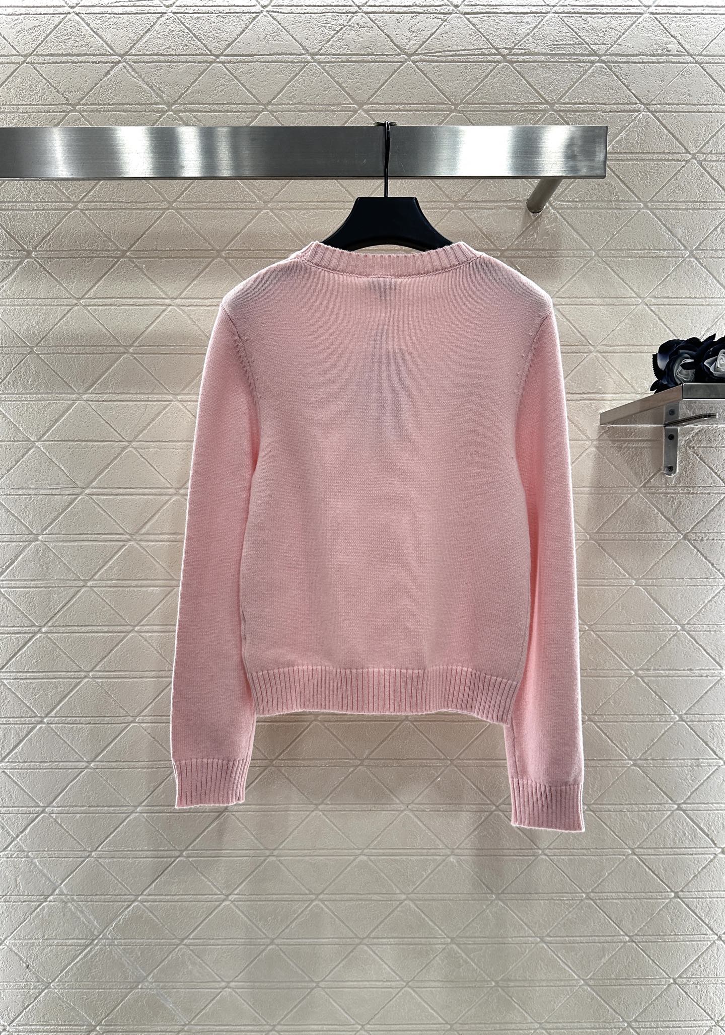 ♥Chane*♥2025新品上架 字母徽标宽松针织上衣定制YB羊绒纱线织造，质感高级舒适，套头针织毛衣剪