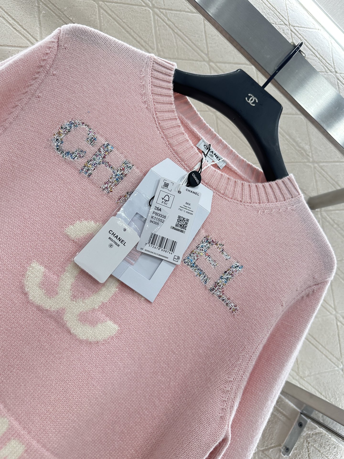 ♥Chane*♥2025新品上架 字母徽标宽松针织上衣定制YB羊绒纱线织造，质感高级舒适，套头针织毛衣剪