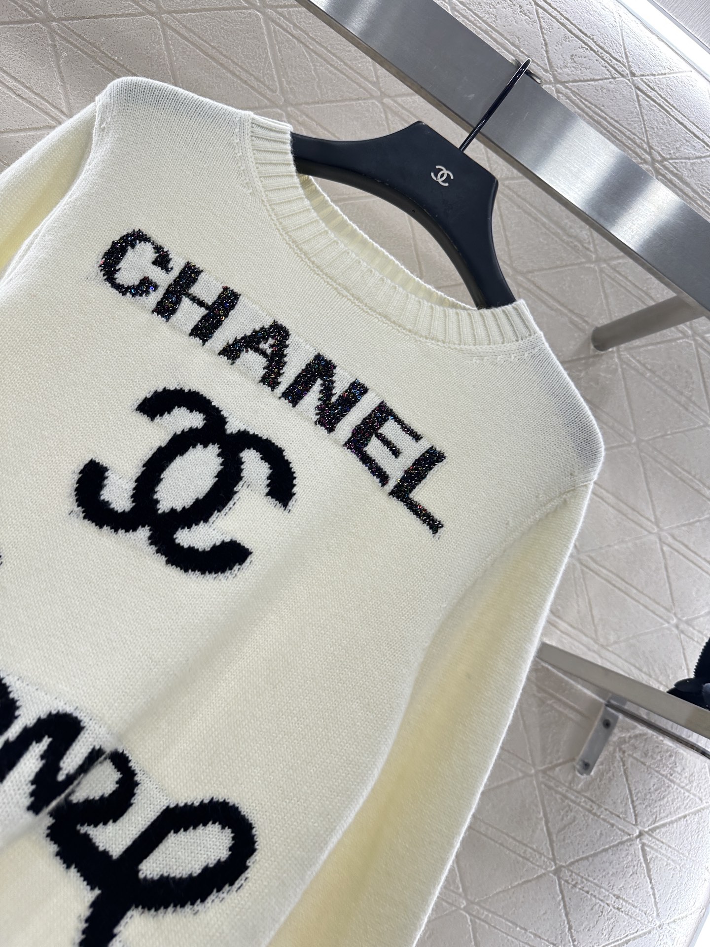 ♥Chane*♥2025新品上架 字母徽标宽松针织上衣定制YB羊绒纱线织造，质感高级舒适，套头针织毛衣剪