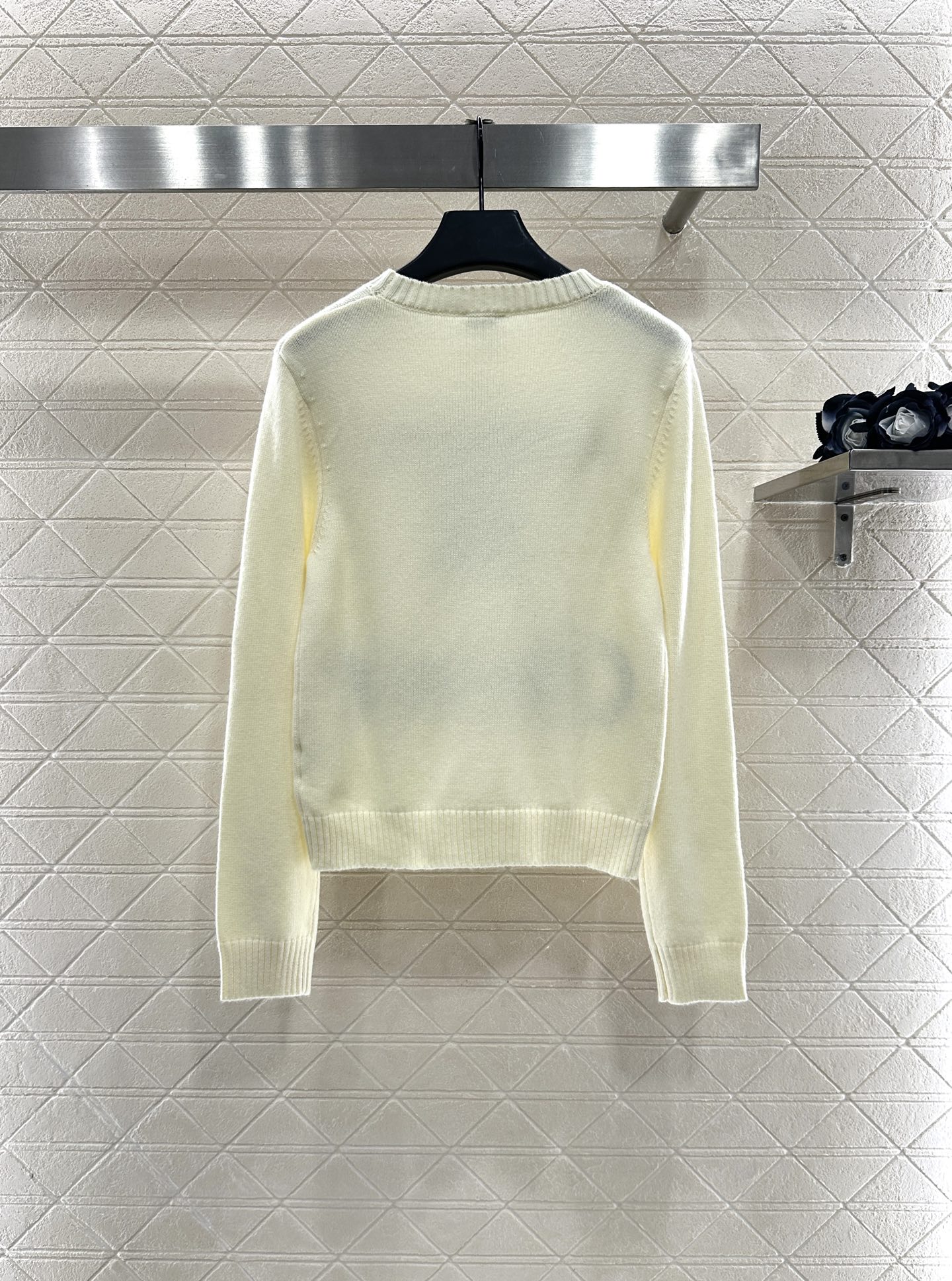 ♥Chane*♥2025新品上架 字母徽标宽松针织上衣定制YB羊绒纱线织造，质感高级舒适，套头针织毛衣剪