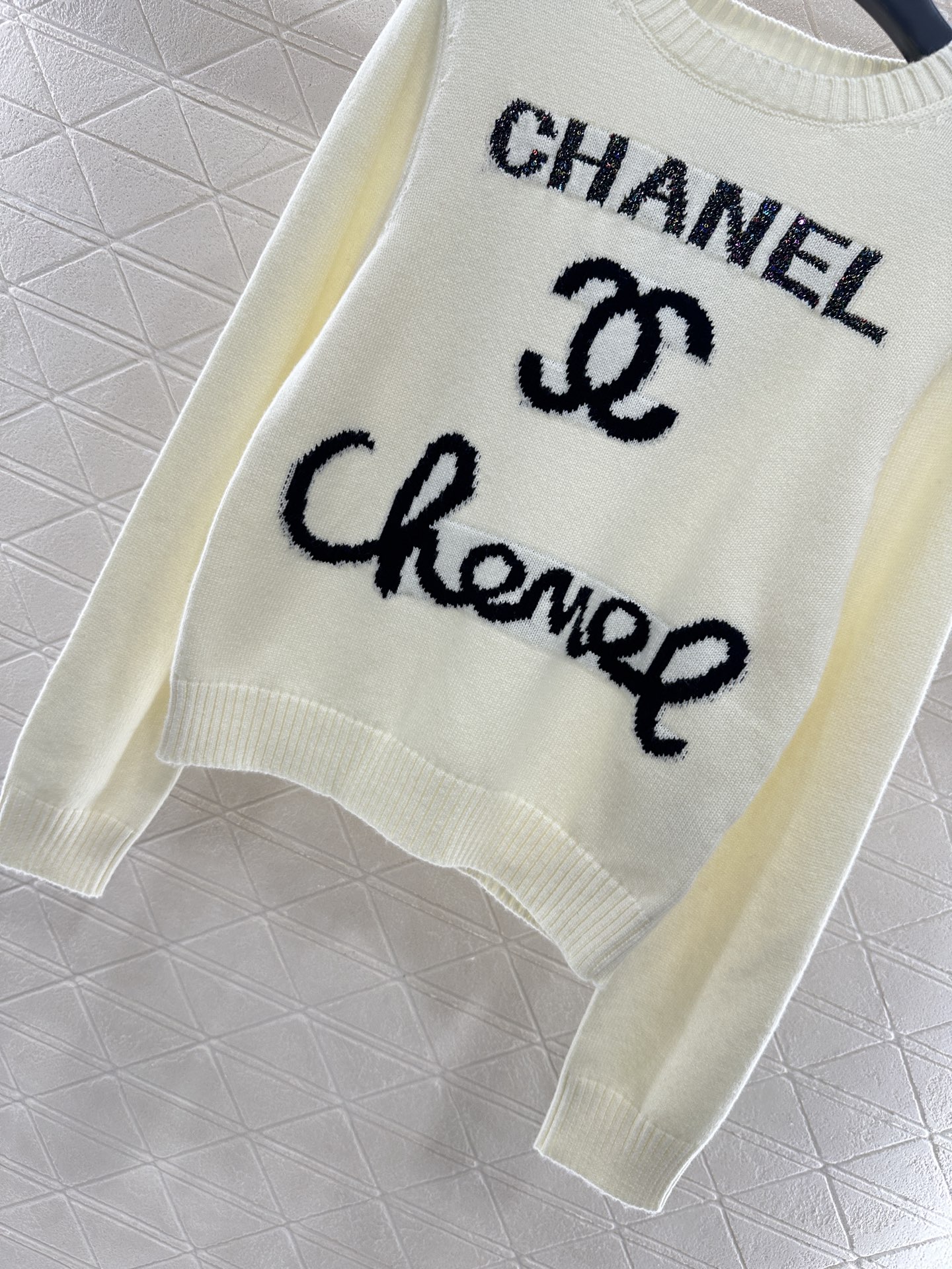 ♥Chane*♥2025新品上架 字母徽标宽松针织上衣定制YB羊绒纱线织造，质感高级舒适，套头针织毛衣剪