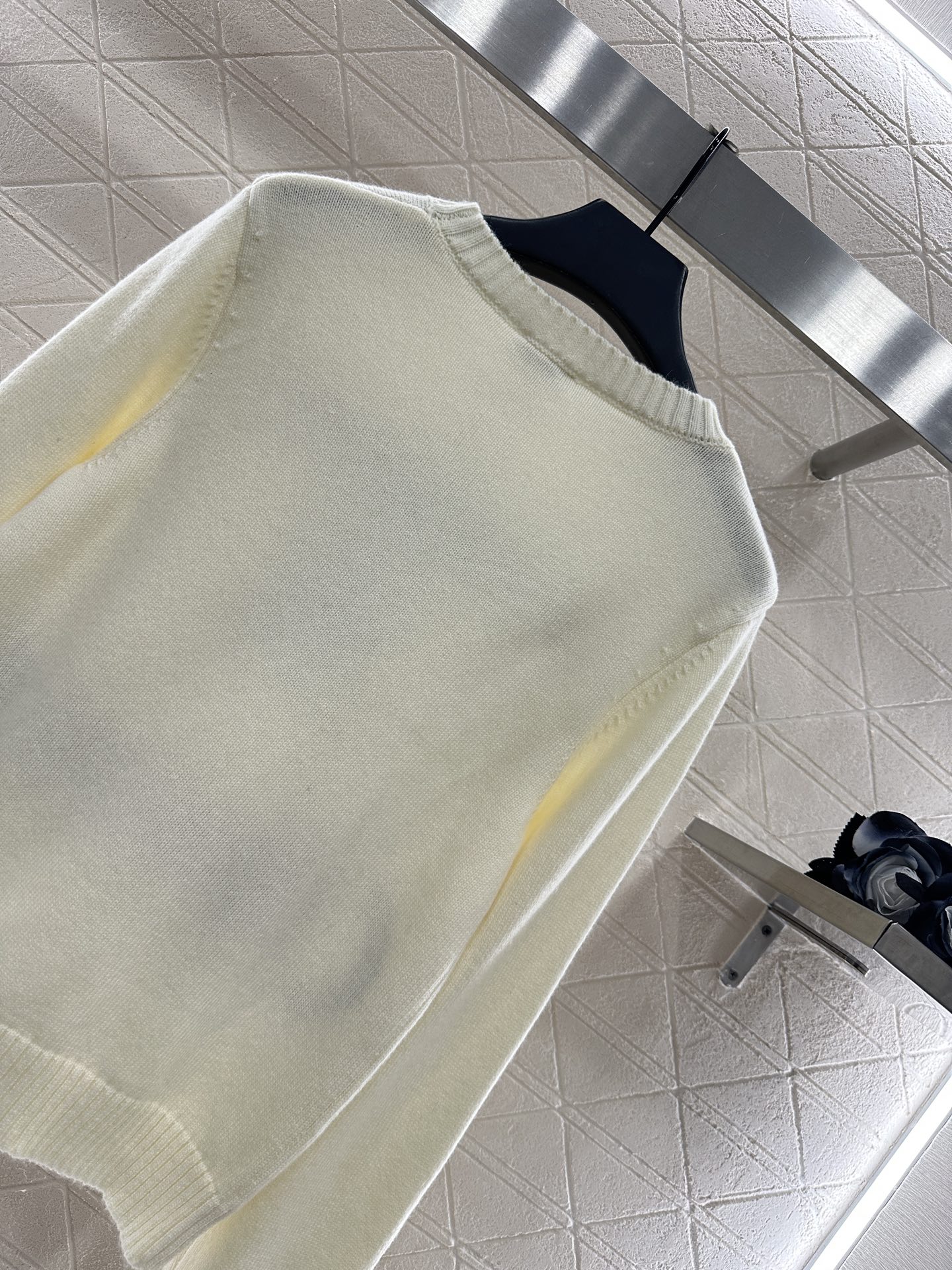 ♥Chane*♥2025新品上架 字母徽标宽松针织上衣定制YB羊绒纱线织造，质感高级舒适，套头针织毛衣剪