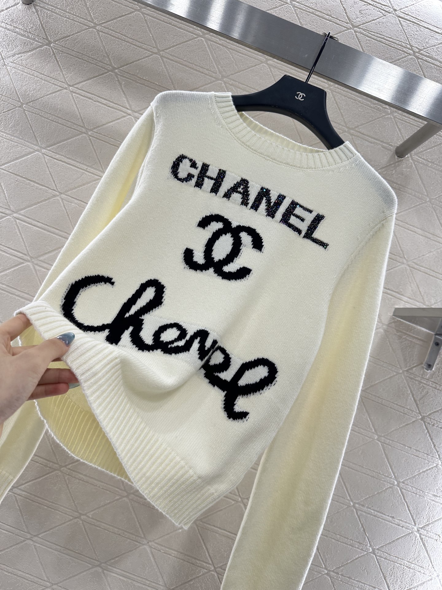 ♥Chane*♥2025新品上架 字母徽标宽松针织上衣定制YB羊绒纱线织造，质感高级舒适，套头针织毛衣剪