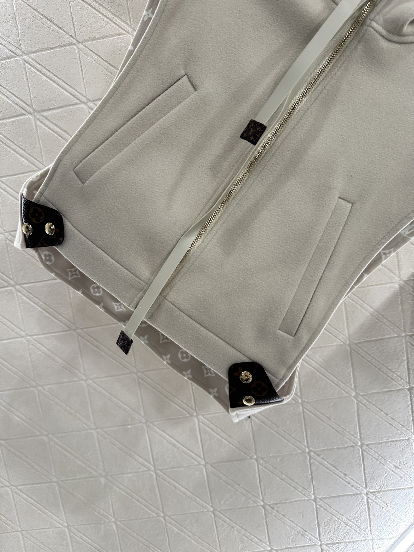 ♥Louis Vuitto*♥2025新品上架 连帽印花毛呢坎肩马甲定制YB进口羊毛呢材质，工艺印花处理