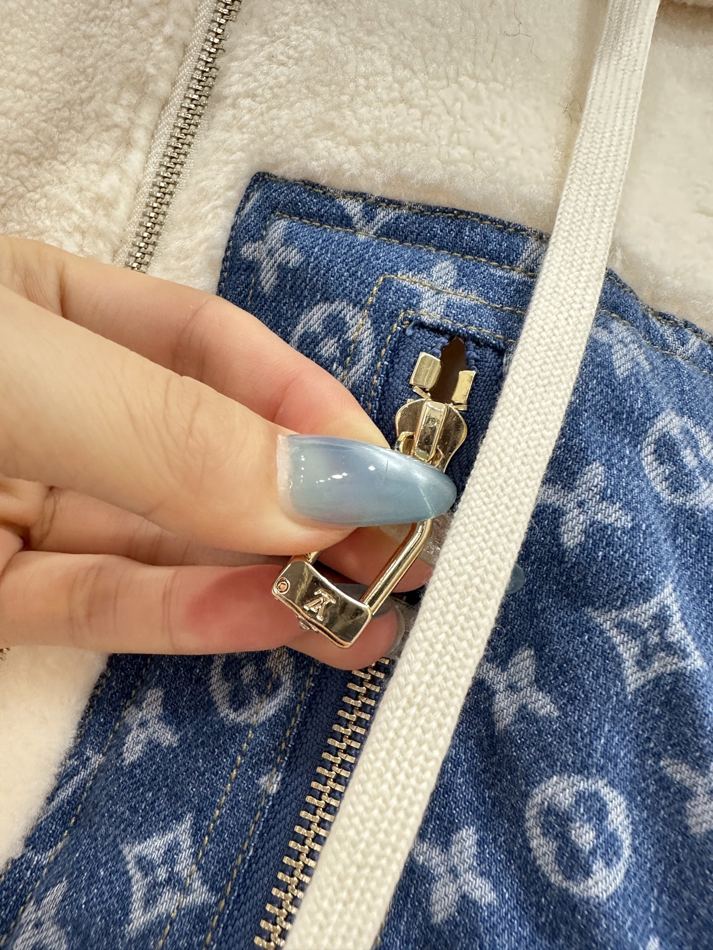 ♥Louis vuitto*♥2025新品上架 连帽泰迪羊羔外套定制YB泰迪羊羔绒➕提花牛仔材质，毛量充