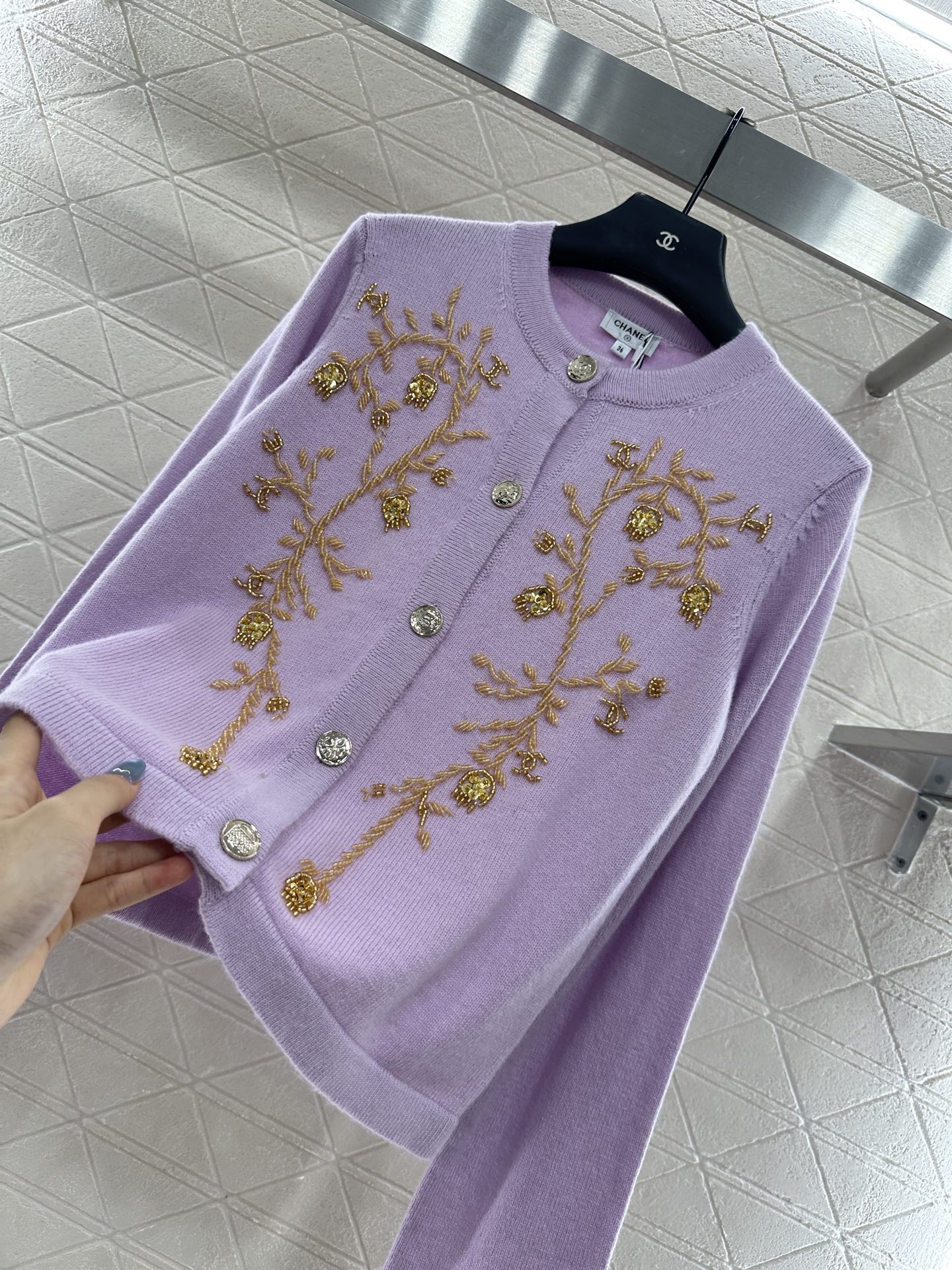 ♥Chane*♥2025新品上架 重工钉珠针织开衫定制YB羊绒纱线织造，密度细针织造，清晰毛感肌理，舒适