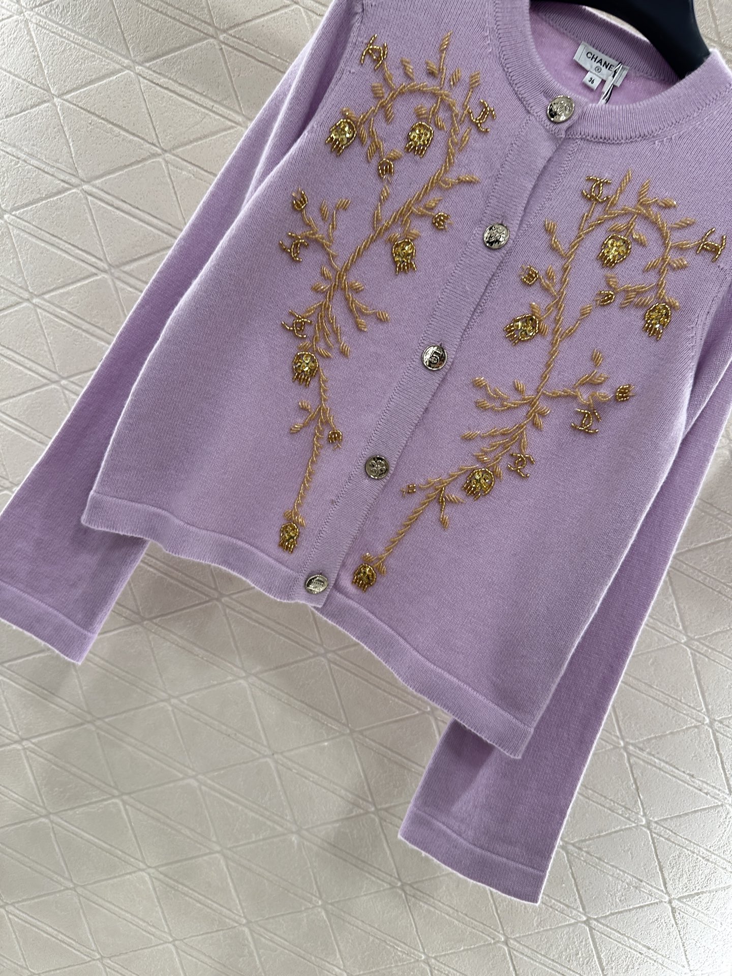 ♥Chane*♥2025新品上架 重工钉珠针织开衫定制YB羊绒纱线织造，密度细针织造，清晰毛感肌理，舒适