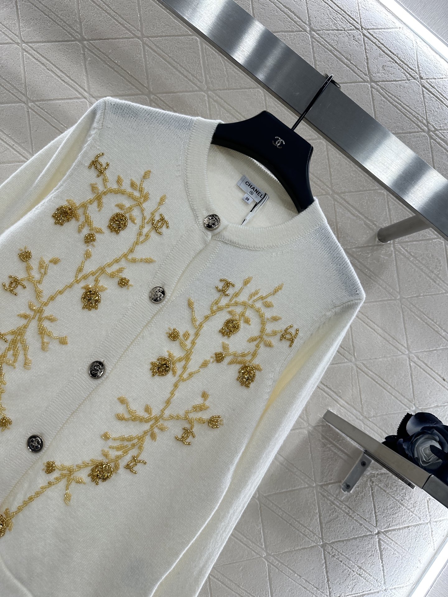 ♥Chane*♥2025新品上架 重工钉珠针织开衫定制YB羊绒纱线织造，密度细针织造，清晰毛感肌理，舒适