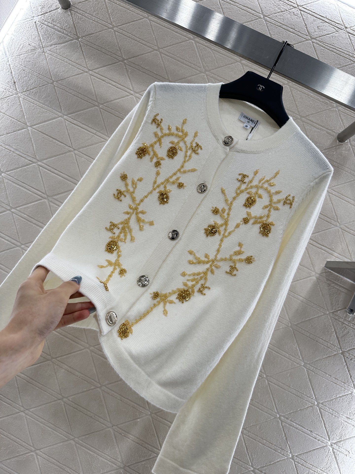 ♥Chane*♥2025新品上架 重工钉珠针织开衫定制YB羊绒纱线织造，密度细针织造，清晰毛感肌理，舒适