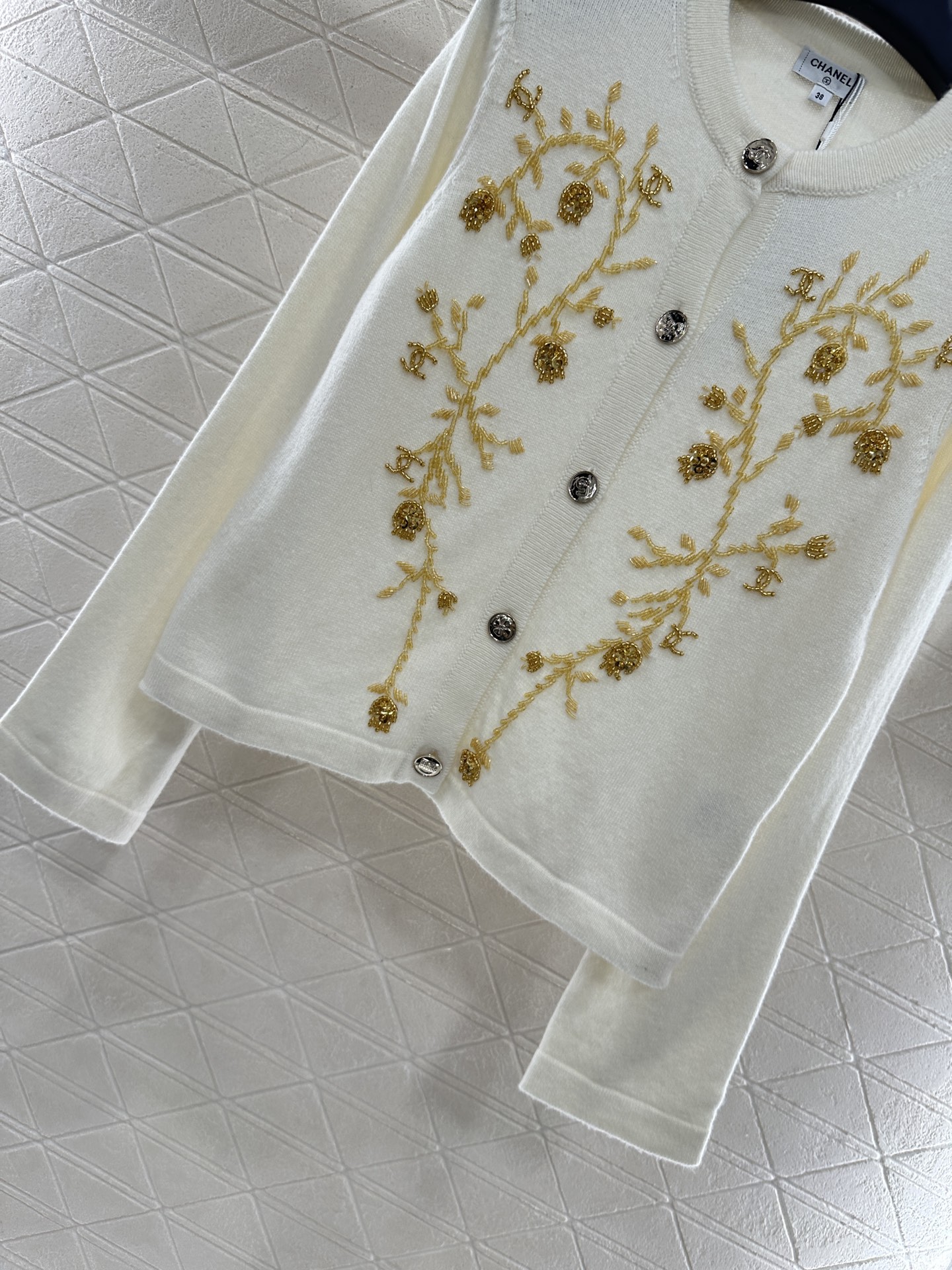 ♥Chane*♥2025新品上架 重工钉珠针织开衫定制YB羊绒纱线织造，密度细针织造，清晰毛感肌理，舒适