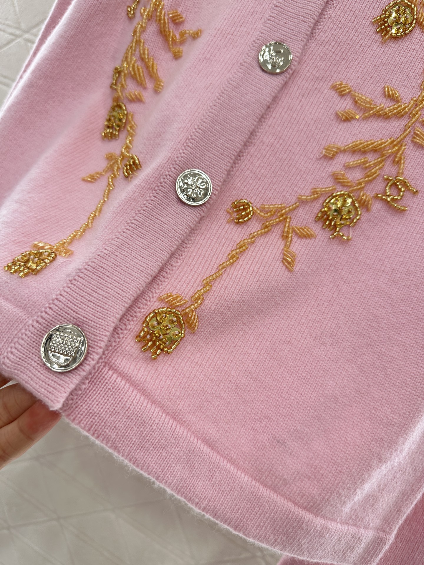 ♥Chane*♥2025新品上架 重工钉珠针织开衫定制YB羊绒纱线织造，密度细针织造，清晰毛感肌理，舒适