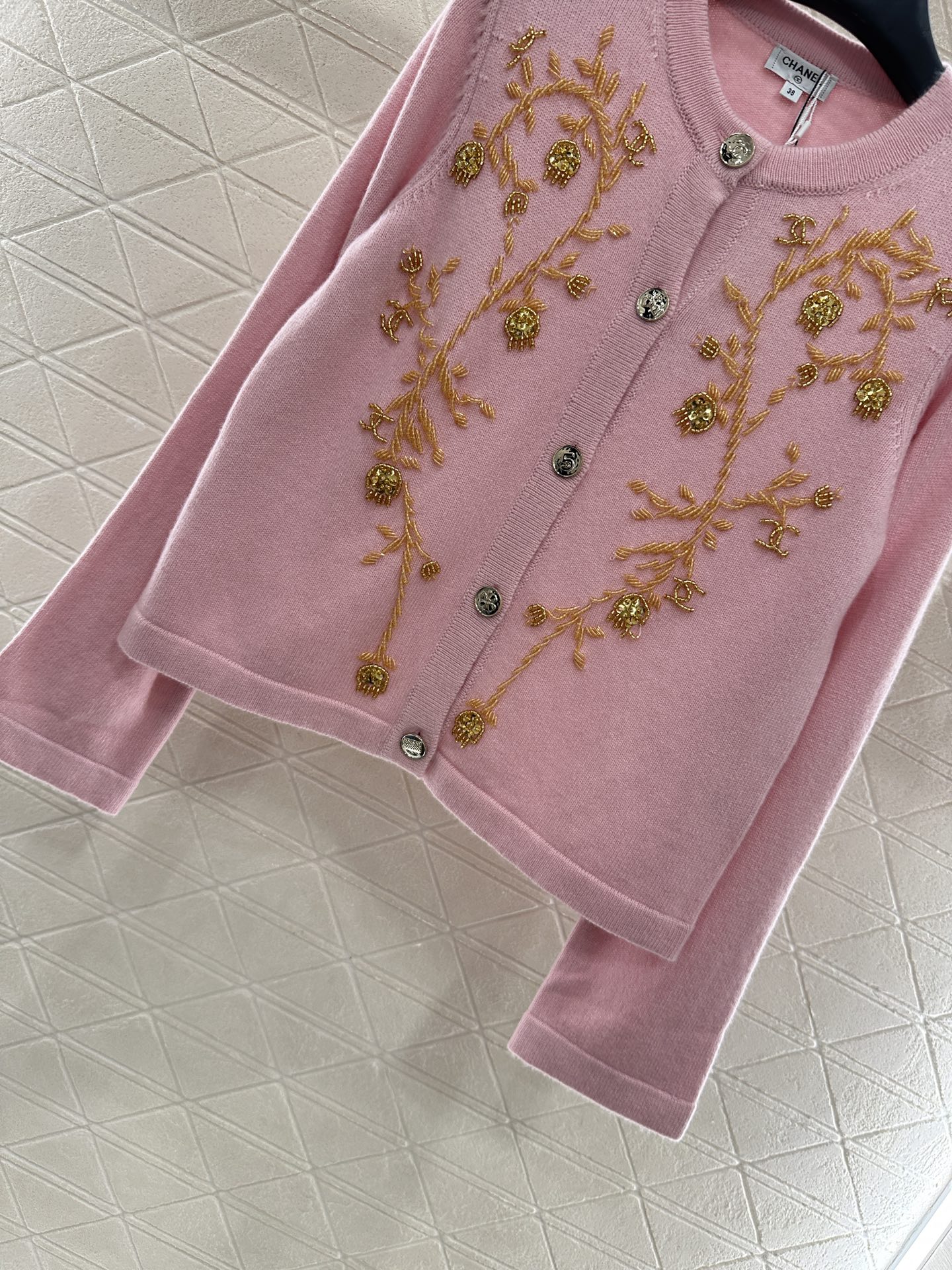 ♥Chane*♥2025新品上架 重工钉珠针织开衫定制YB羊绒纱线织造，密度细针织造，清晰毛感肌理，舒适