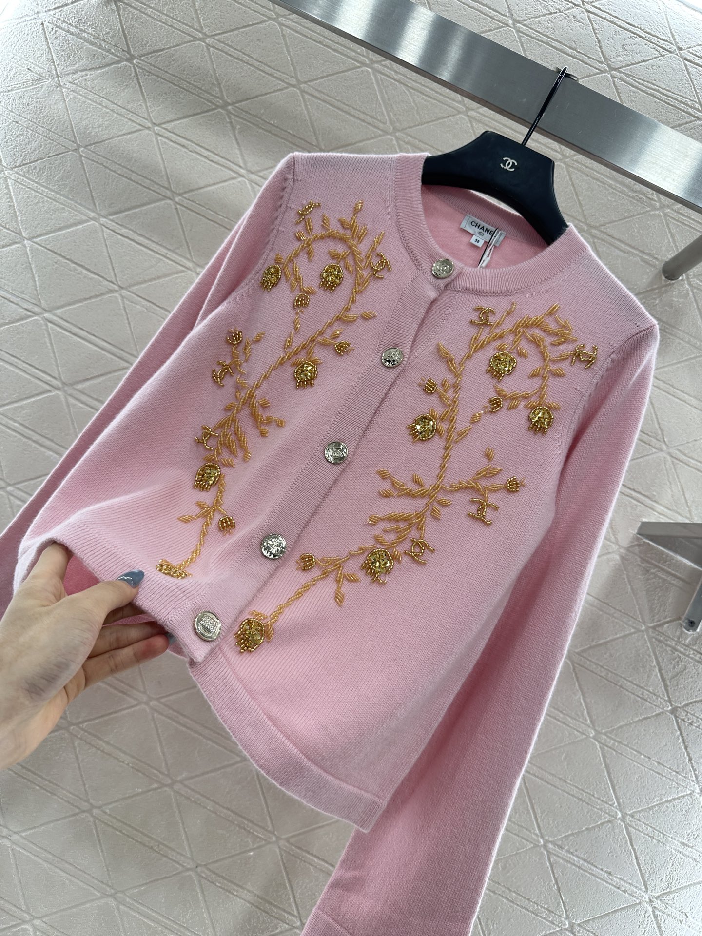 ♥Chane*♥2025新品上架 重工钉珠针织开衫定制YB羊绒纱线织造，密度细针织造，清晰毛感肌理，舒适