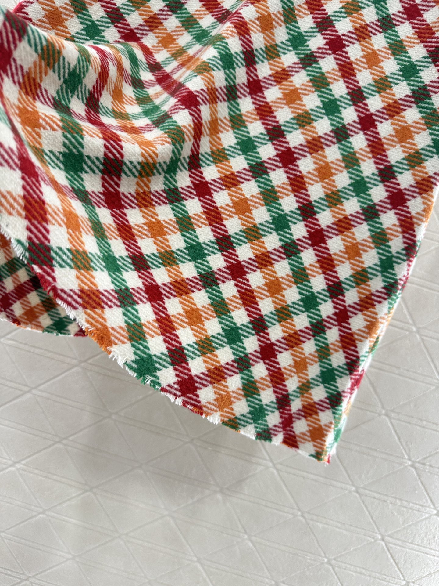 ♥Miumi*♥2025新品上架 直筒格纹彩色半裙定制YB进口羊毛呢材质，通体以白为底色，斜纹红橙白绿四