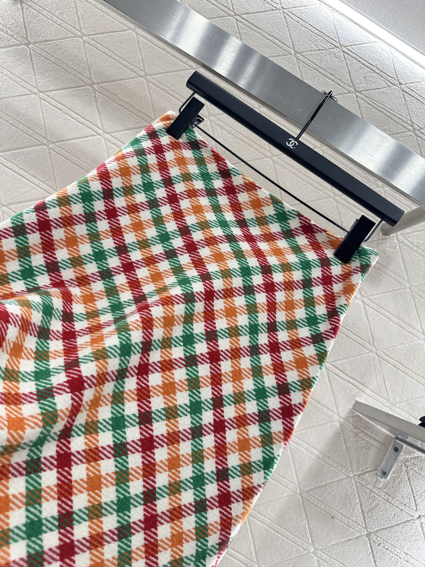 ♥Miumi*♥2025新品上架 直筒格纹彩色半裙定制YB进口羊毛呢材质，通体以白为底色，斜纹红橙白绿四