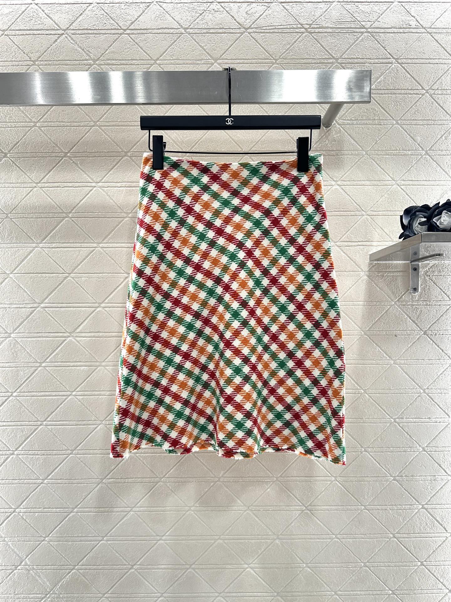 ♥Miumi*♥2025新品上架 直筒格纹彩色半裙定制YB进口羊毛呢材质，通体以白为底色，斜纹红橙白绿四