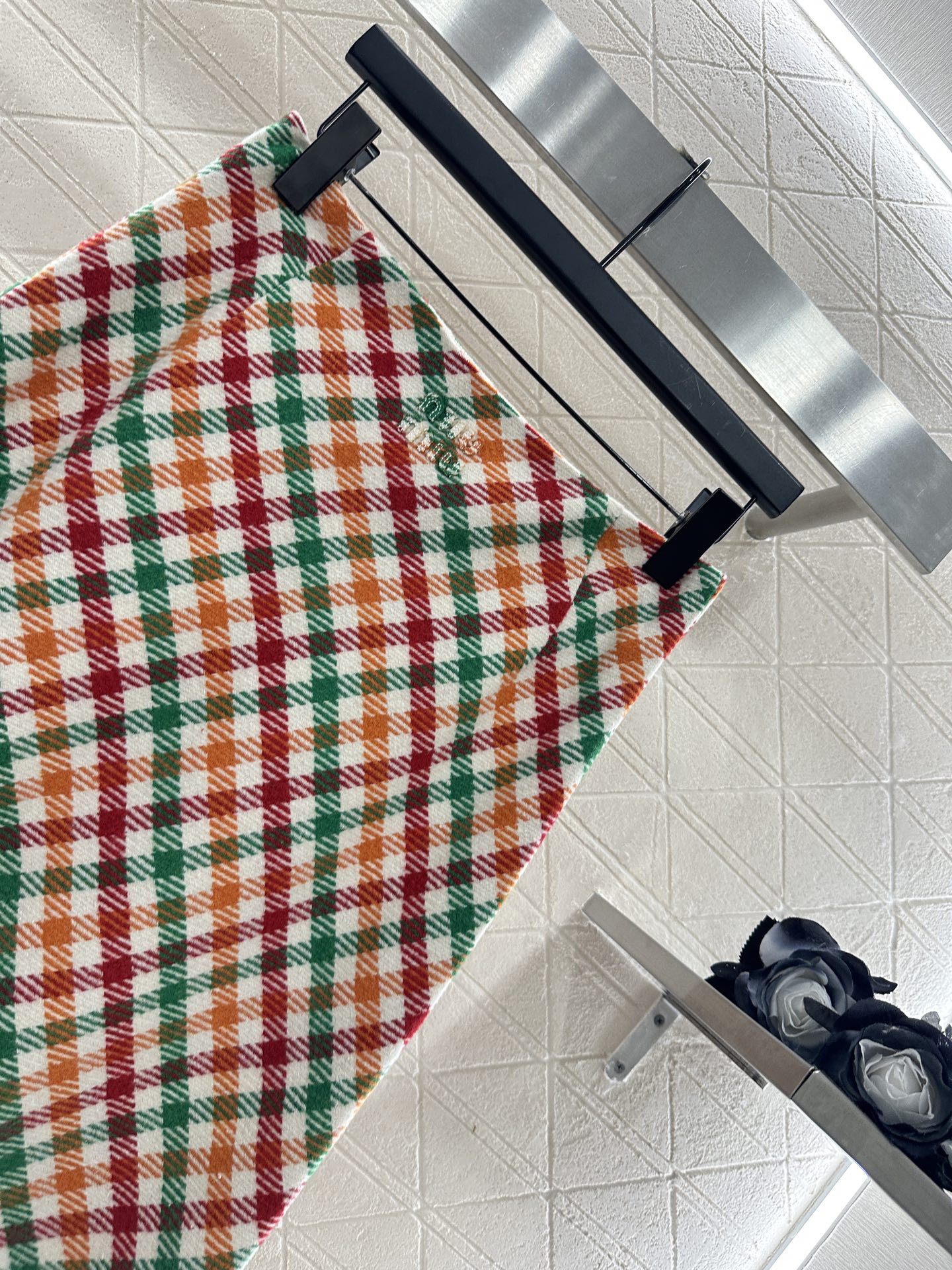 ♥Miumi*♥2025新品上架 直筒格纹彩色半裙定制YB进口羊毛呢材质，通体以白为底色，斜纹红橙白绿四