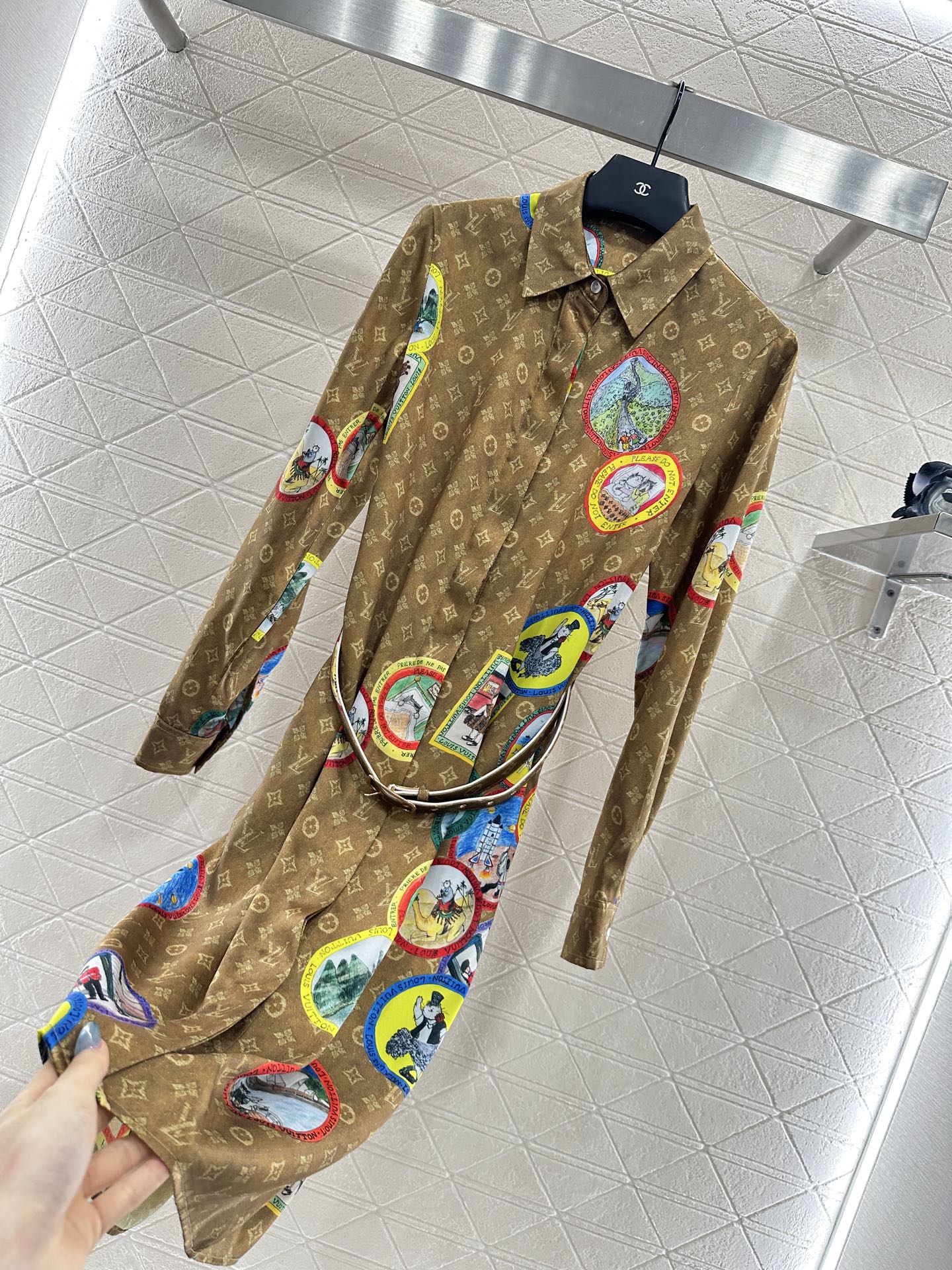 ♥Louis Vuitto*♥2025新品上架 翻领印花徽章衬衣裙定制YB进口斜纹稠材质，舒适亲肤，垂顺