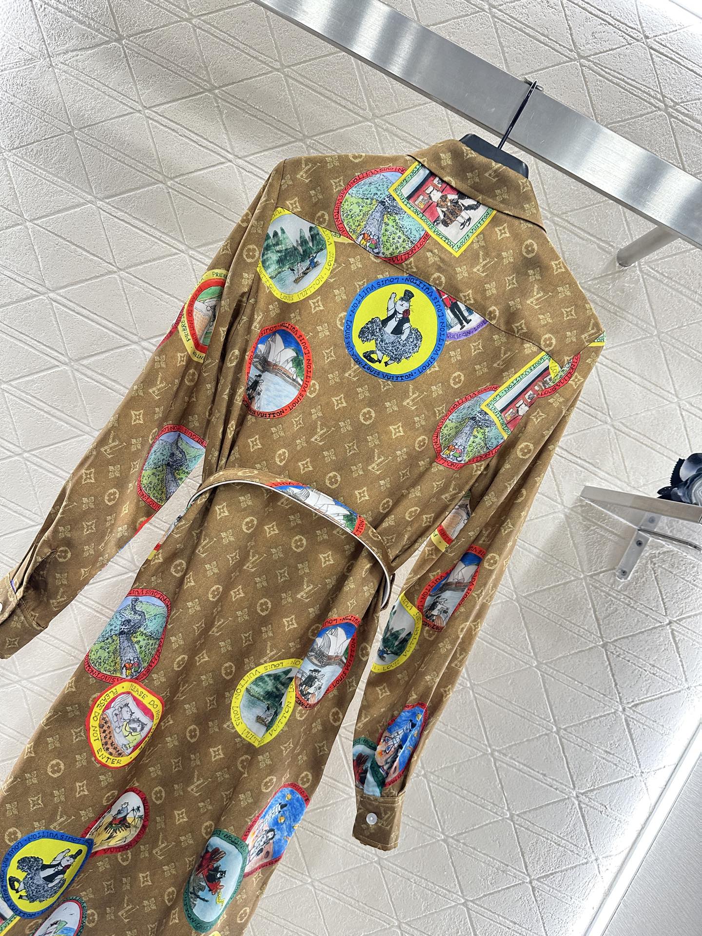 ♥Louis Vuitto*♥2025新品上架 翻领印花徽章衬衣裙定制YB进口斜纹稠材质，舒适亲肤，垂顺