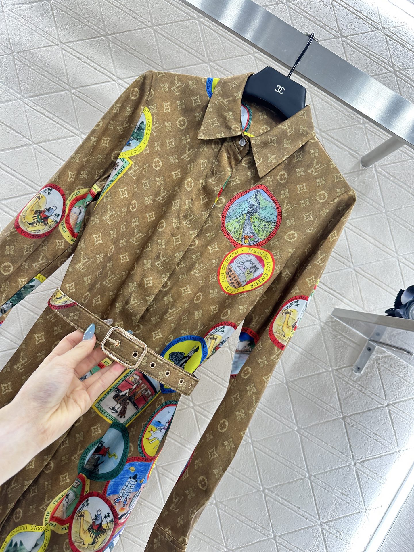 ♥Louis Vuitto*♥2025新品上架 翻领印花徽章衬衣裙定制YB进口斜纹稠材质，舒适亲肤，垂顺