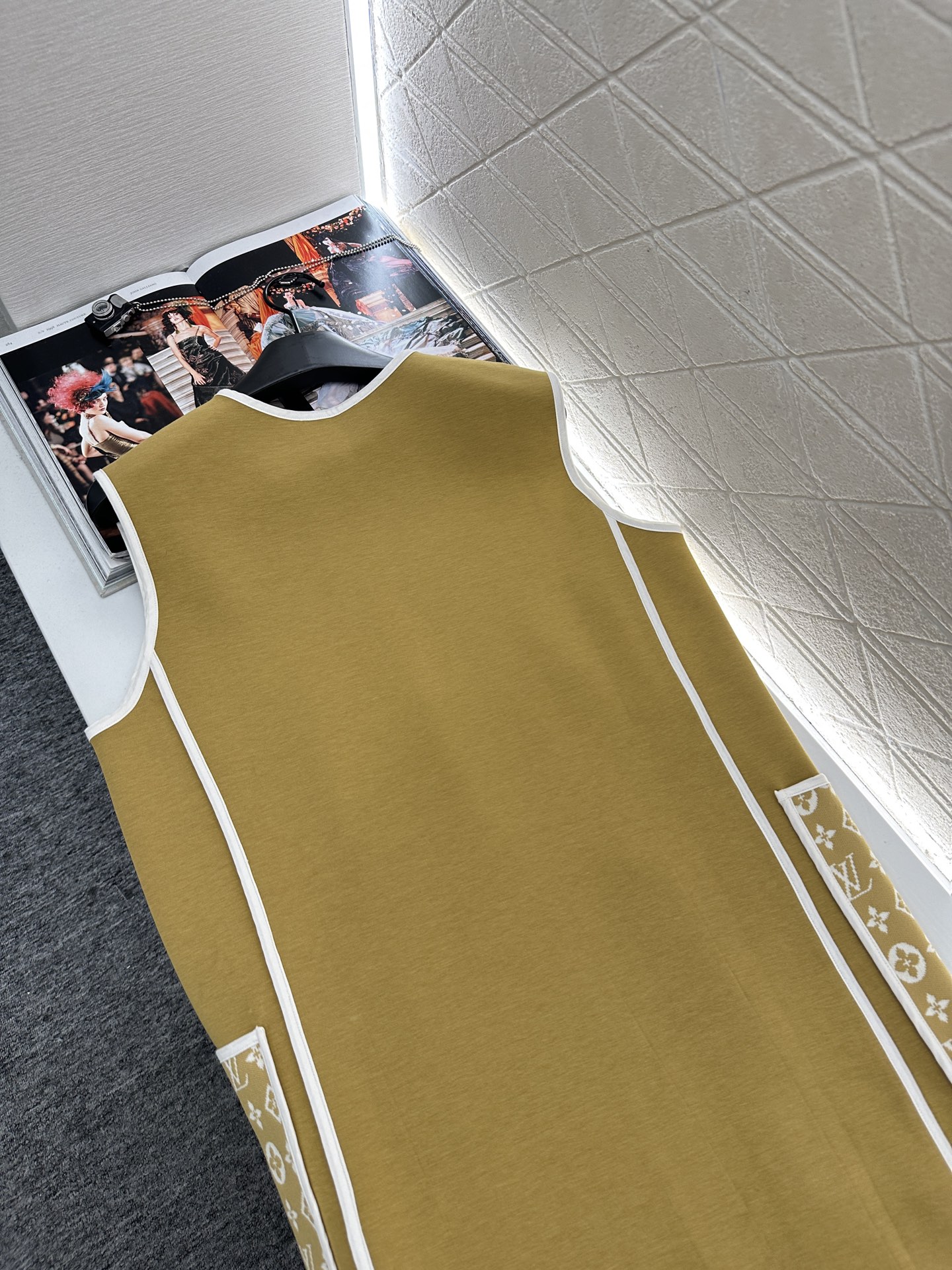 ♥Louis vuitto*♥2025新品上架 提花拼接口袋背心裙定制YB进口棉纶混纺材质，复合工艺处理