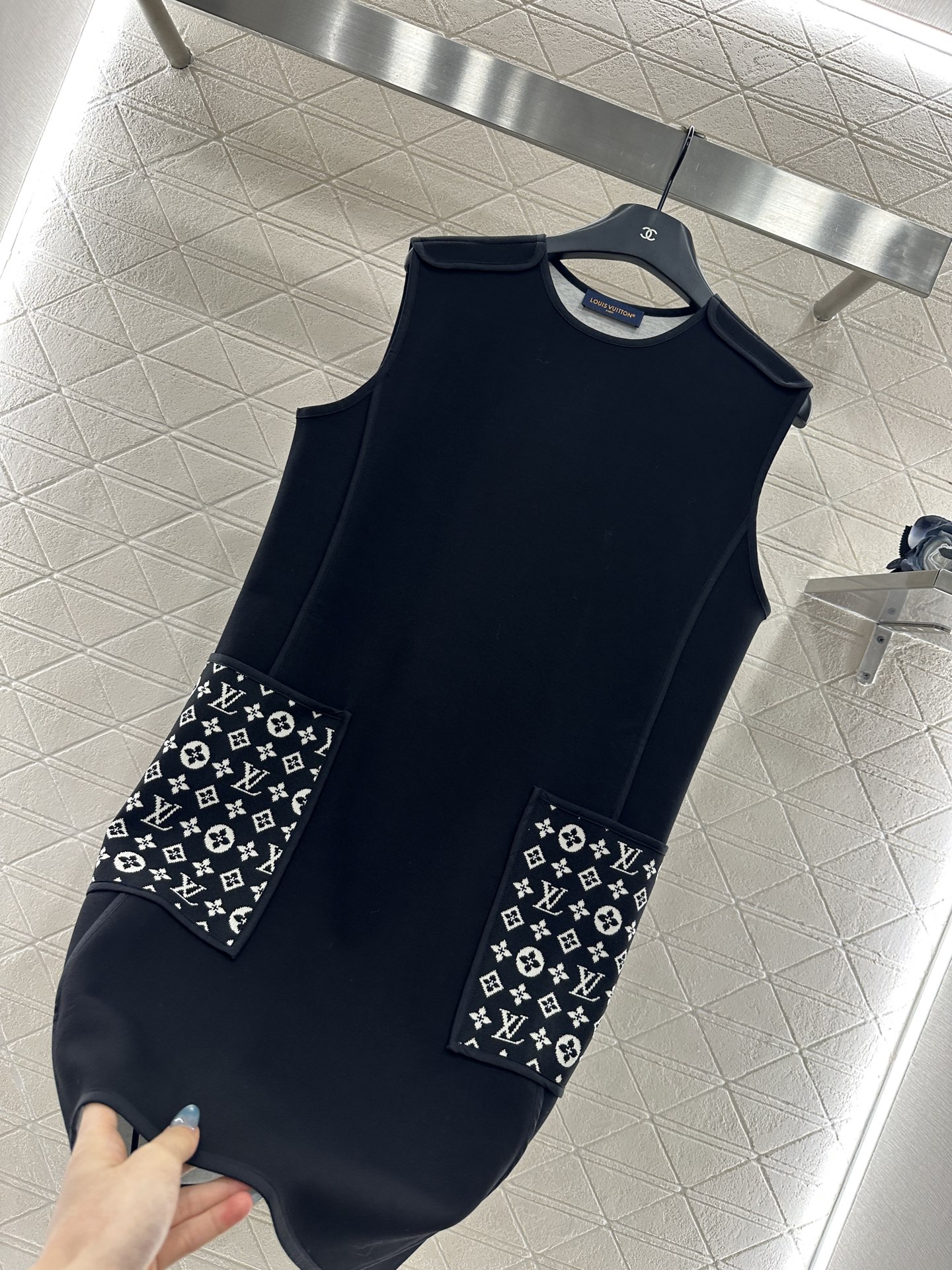 ♥Louis vuitto*♥2025新品上架 提花拼接口袋背心裙定制YB进口棉纶混纺材质，复合工艺处理