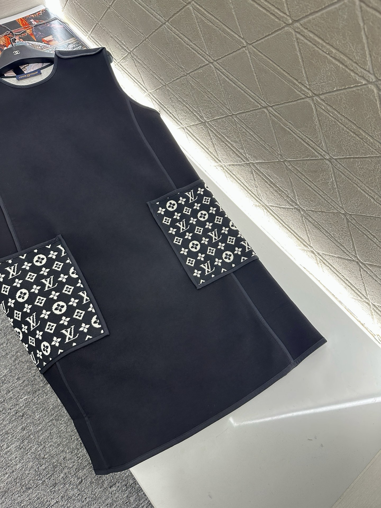 ♥Louis vuitto*♥2025新品上架 提花拼接口袋背心裙定制YB进口棉纶混纺材质，复合工艺处理