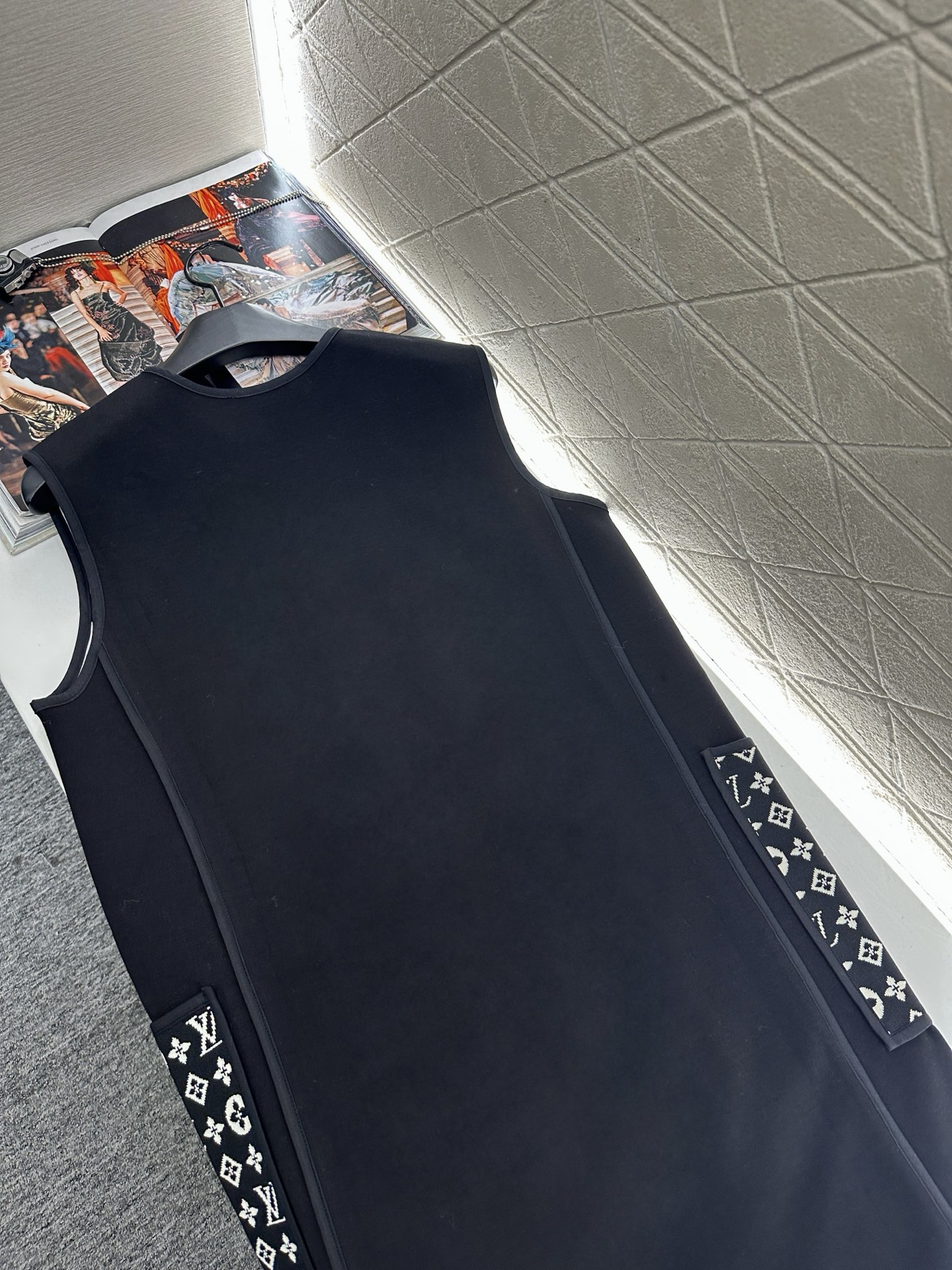 ♥Louis vuitto*♥2025新品上架 提花拼接口袋背心裙定制YB进口棉纶混纺材质，复合工艺处理