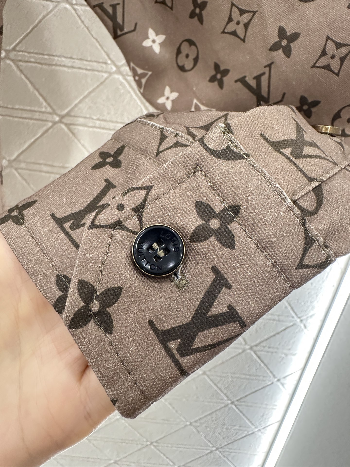 ♥Louis vuitto*♥2025新品上架 印花翻领长袖衬衣定制YB斜纹全棉材质，质感高级，穿搭舒适