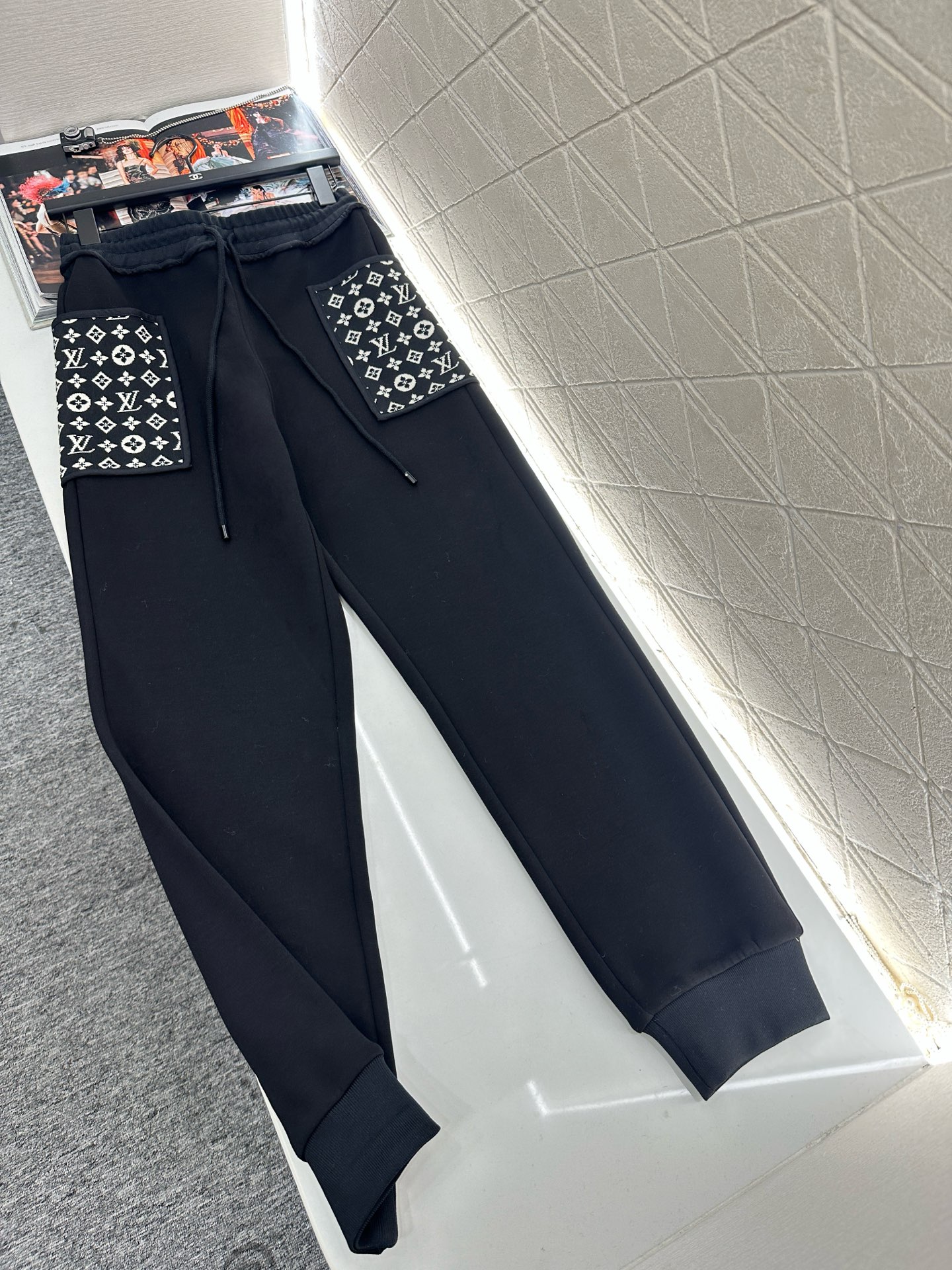 ♥Louis vuitto*♥2025新品上架 连帽提花外套长裤套装定制YB进口棉纶混纺材质，复合工艺处