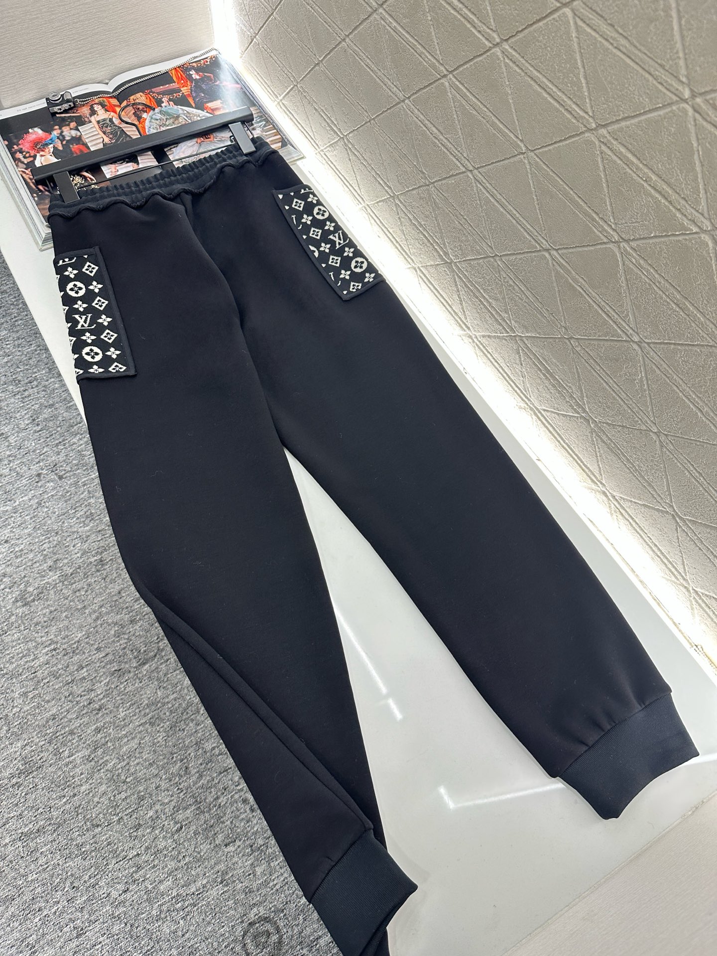 ♥Louis vuitto*♥2025新品上架 连帽提花外套长裤套装定制YB进口棉纶混纺材质，复合工艺处