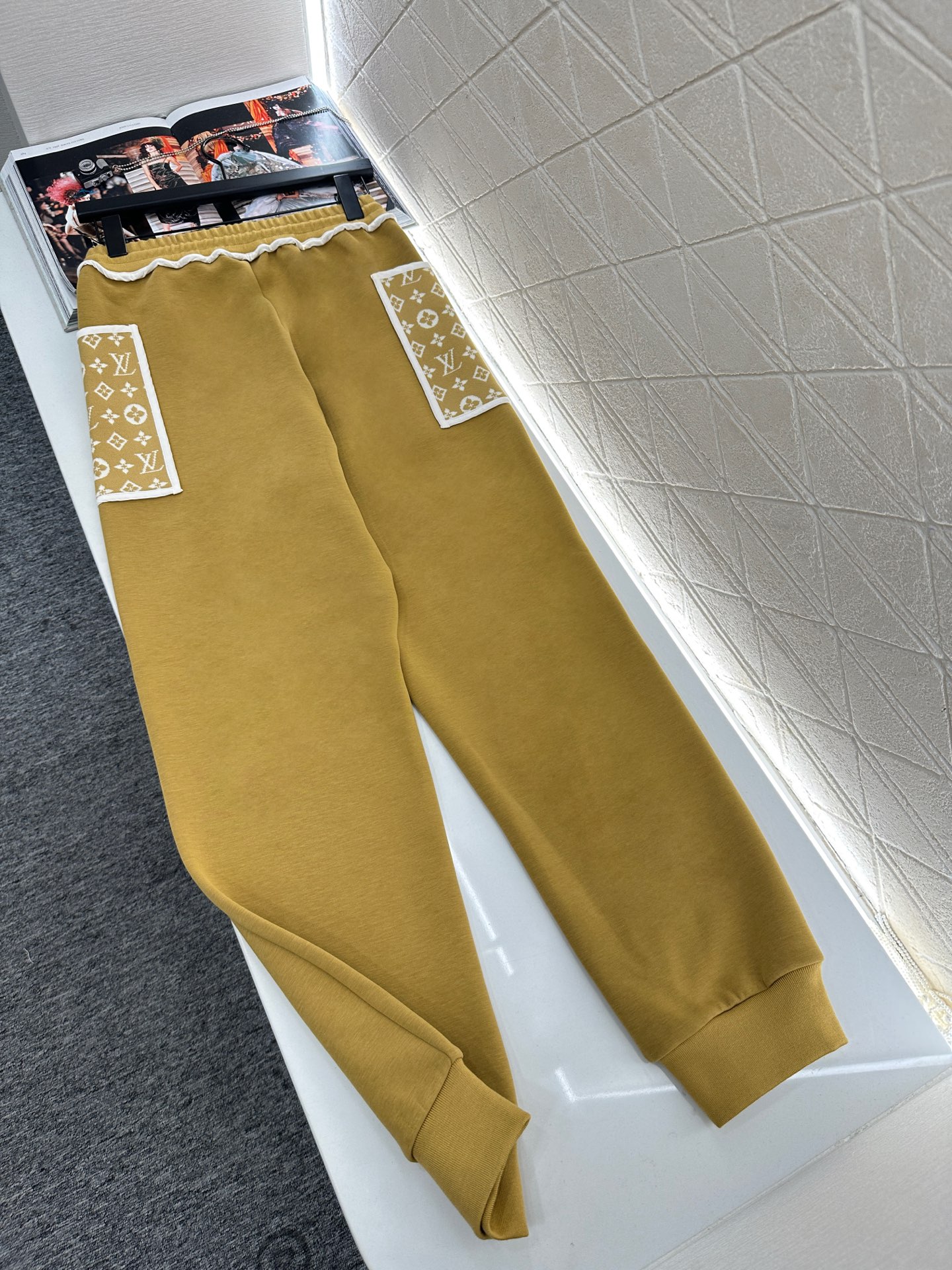 ♥Louis vuitto*♥2025新品上架 连帽提花外套长裤套装定制YB进口棉纶混纺材质，复合工艺处