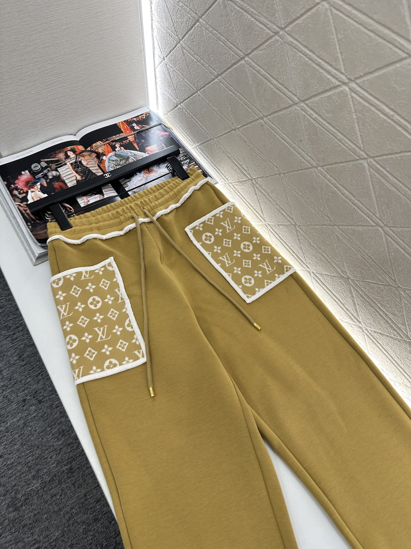 ♥Louis vuitto*♥2025新品上架 连帽提花外套长裤套装定制YB进口棉纶混纺材质，复合工艺处