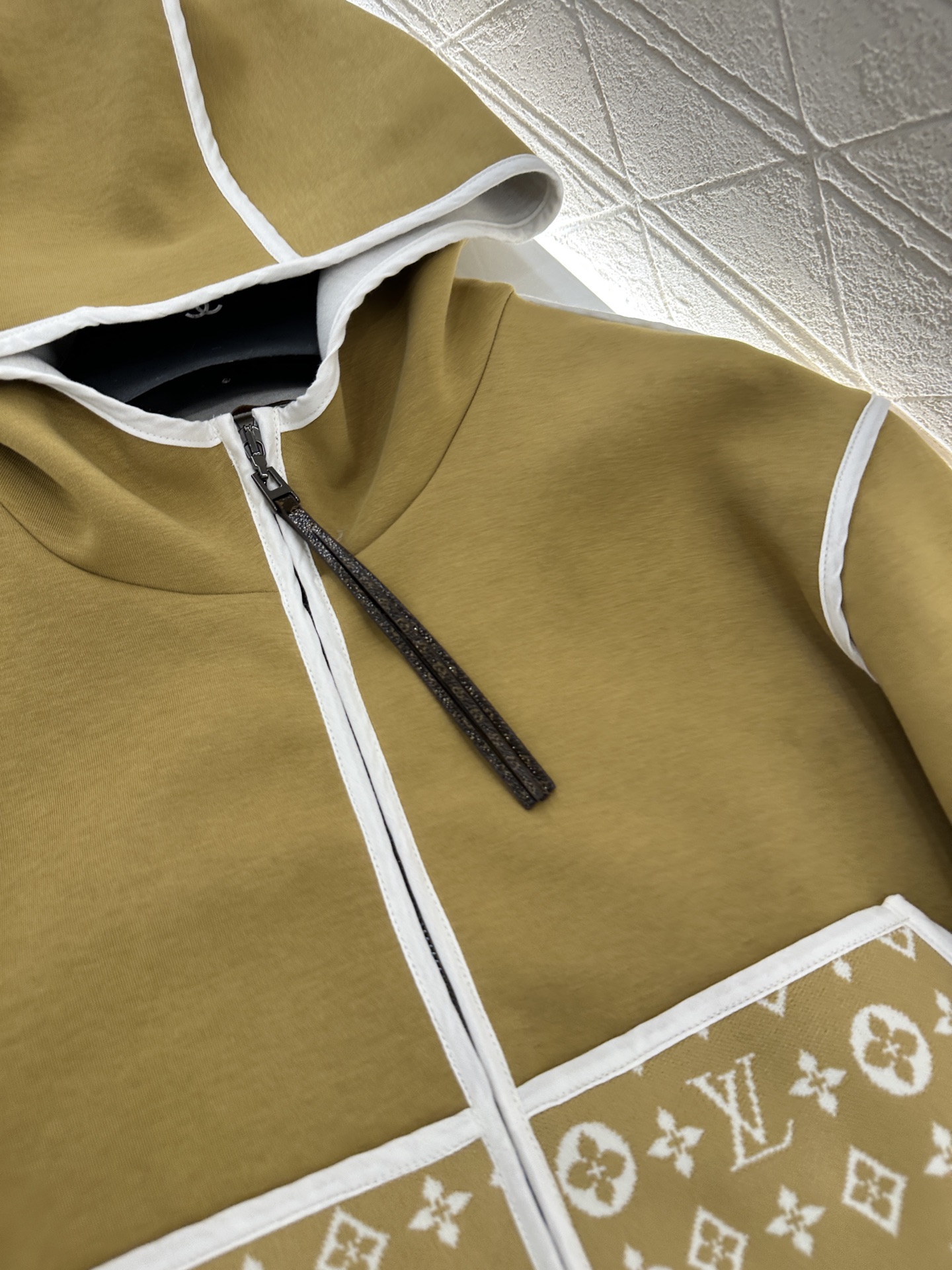 ♥Louis vuitto*♥2025新品上架 连帽提花外套长裤套装定制YB进口棉纶混纺材质，复合工艺处