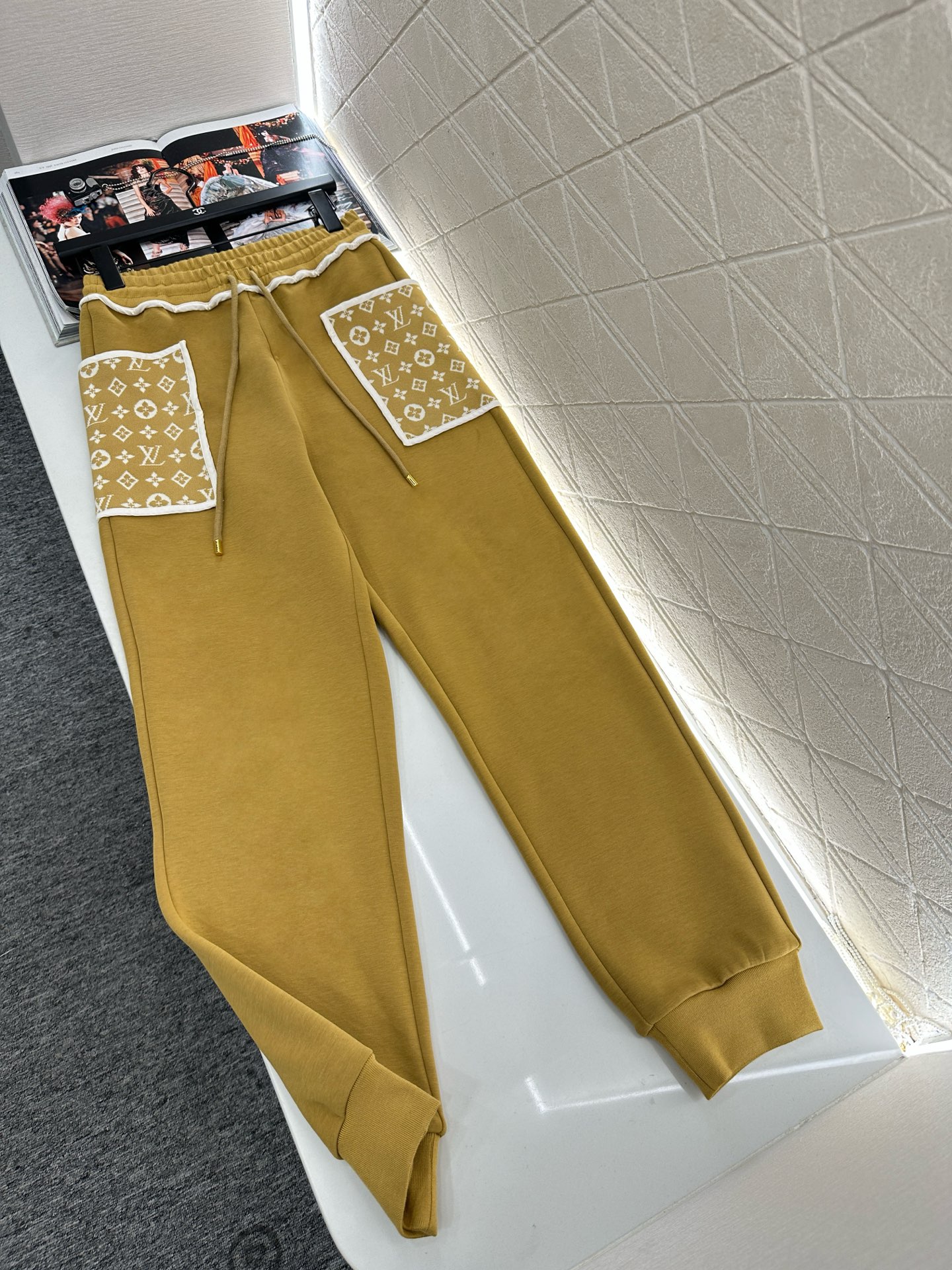 ♥Louis vuitto*♥2025新品上架 连帽提花外套长裤套装定制YB进口棉纶混纺材质，复合工艺处