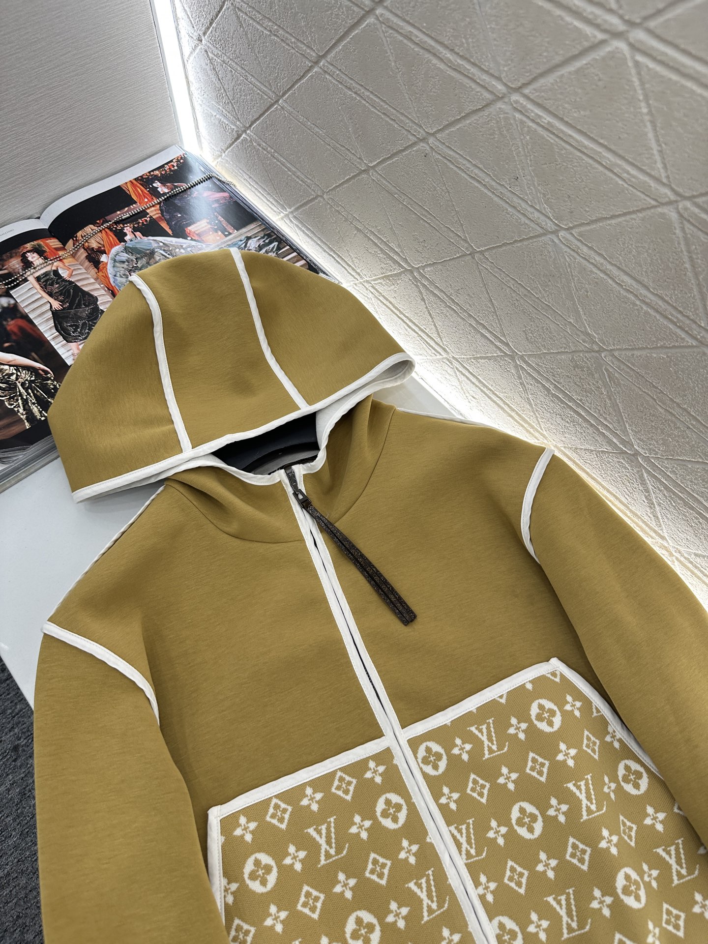 ♥Louis vuitto*♥2025新品上架 连帽提花外套长裤套装定制YB进口棉纶混纺材质，复合工艺处