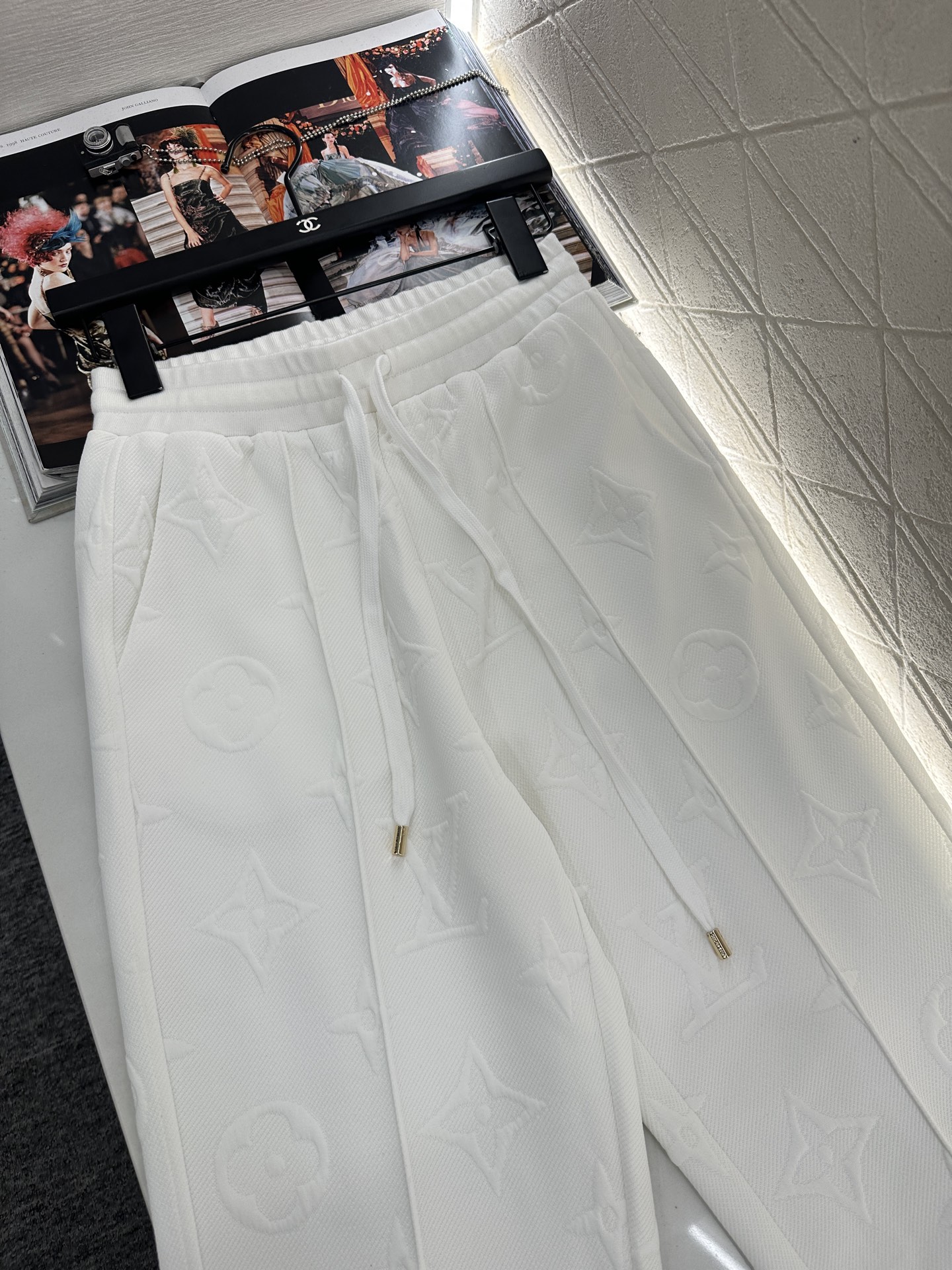 ♥Louis vuitto*♥2025新品上架 压花连帽收腰外套长裤套装定制YB进口压花材质，舒适亲肤，