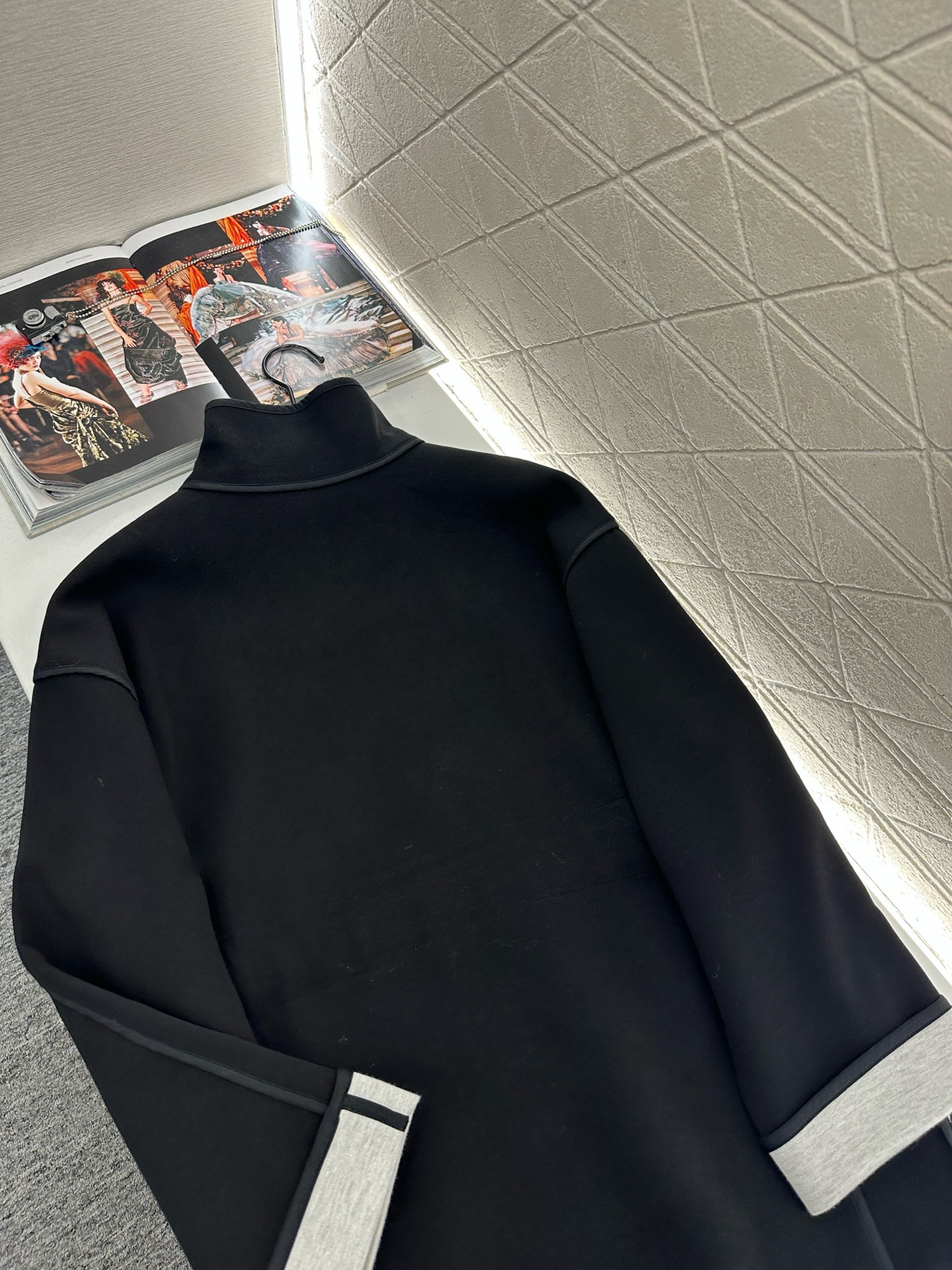 ♥Louis vuitto*♥2025新品上架 翻领提花腰带大衣外套定制YB棉纶混纺材质，复合工艺处理，