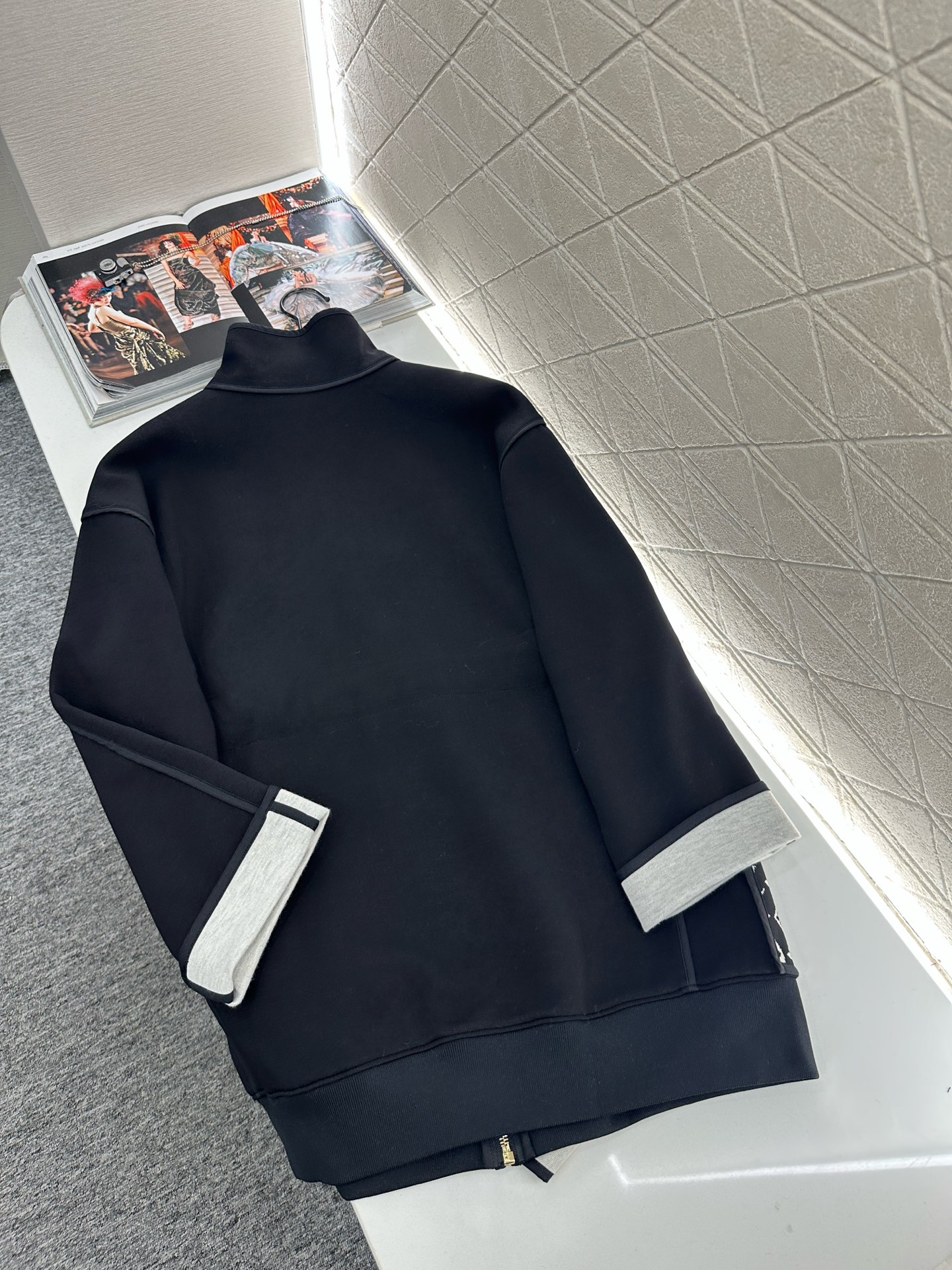 ♥Louis vuitto*♥2025新品上架 翻领提花腰带大衣外套定制YB棉纶混纺材质，复合工艺处理，