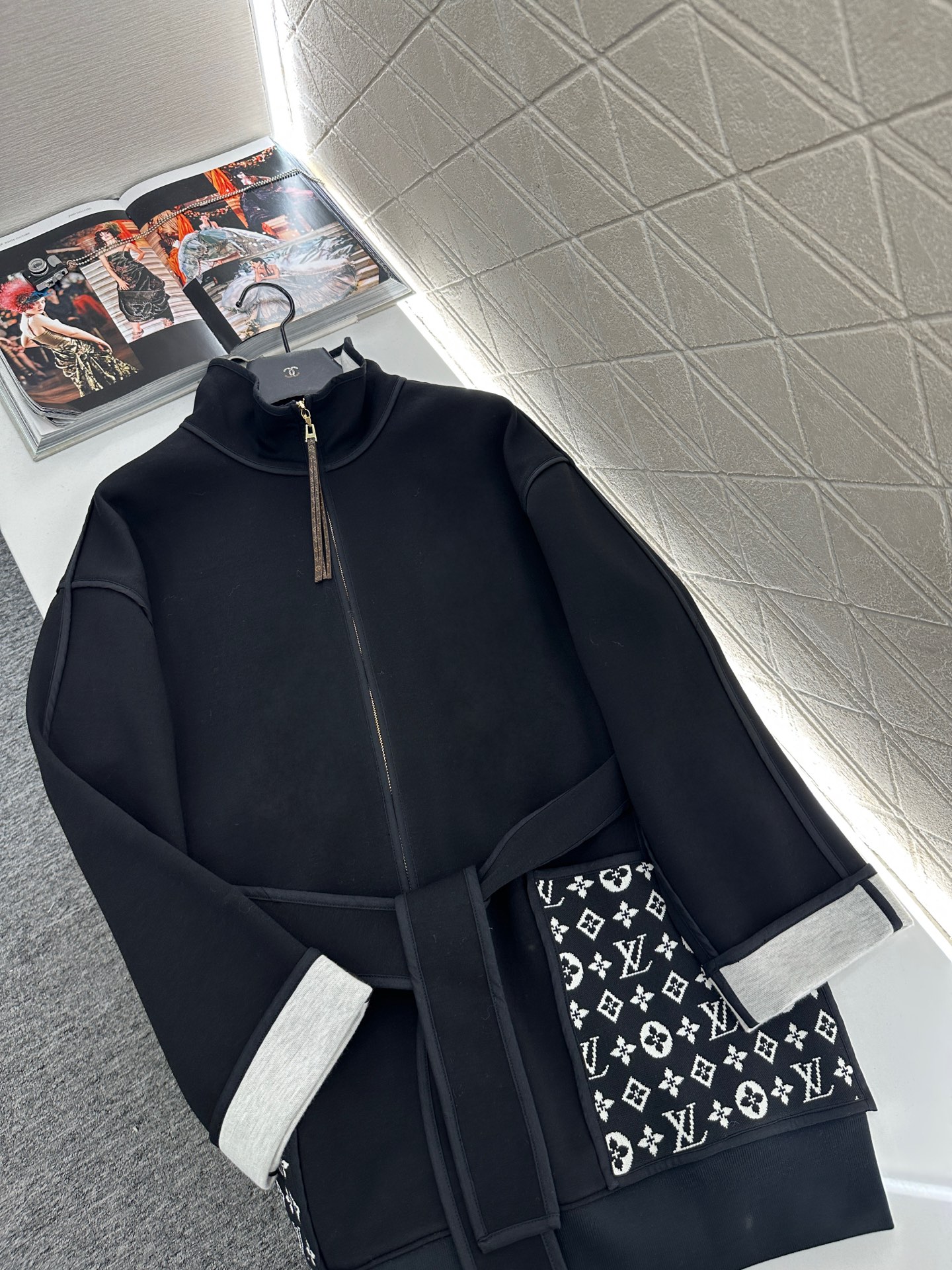 ♥Louis vuitto*♥2025新品上架 翻领提花腰带大衣外套定制YB棉纶混纺材质，复合工艺处理，