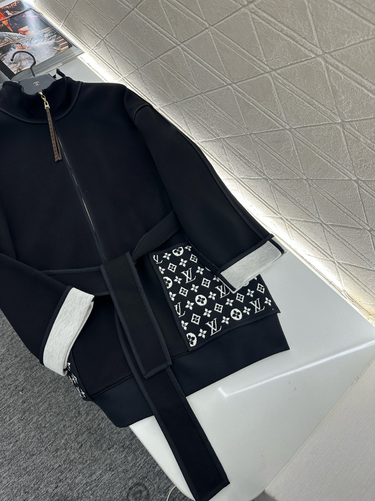 ♥Louis vuitto*♥2025新品上架 翻领提花腰带大衣外套定制YB棉纶混纺材质，复合工艺处理，