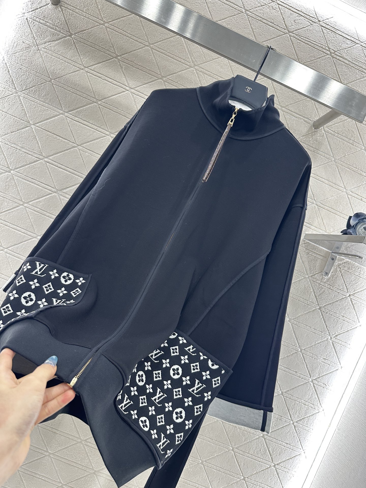 ♥Louis vuitto*♥2025新品上架 翻领提花腰带大衣外套定制YB棉纶混纺材质，复合工艺处理，