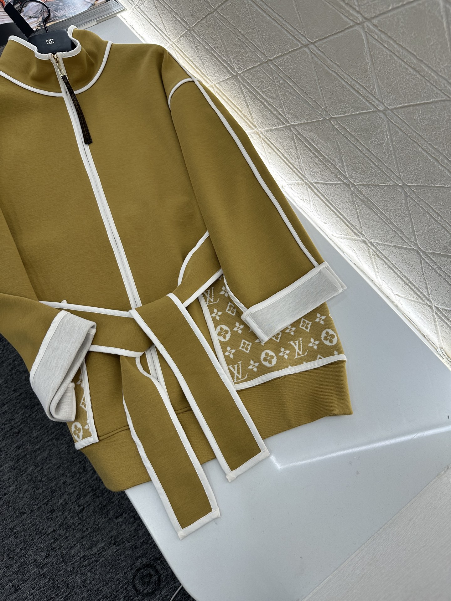 ♥Louis vuitto*♥2025新品上架 翻领提花腰带大衣外套定制YB棉纶混纺材质，复合工艺处理，