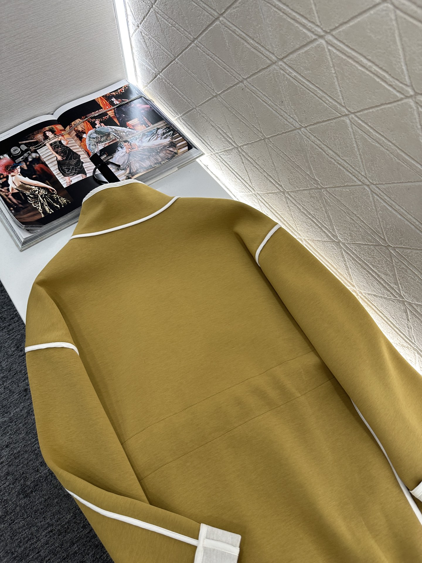 ♥Louis vuitto*♥2025新品上架 翻领提花腰带大衣外套定制YB棉纶混纺材质，复合工艺处理，